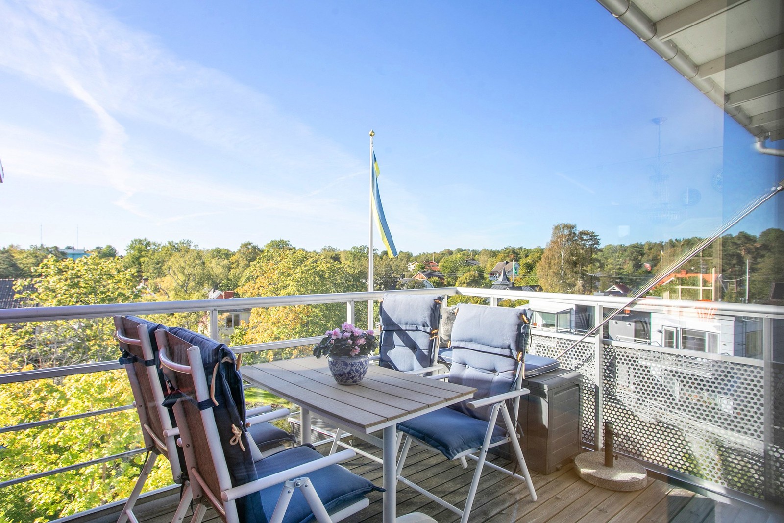 Trea i högsta läge med fin utsikt åt grönskande villaområdet