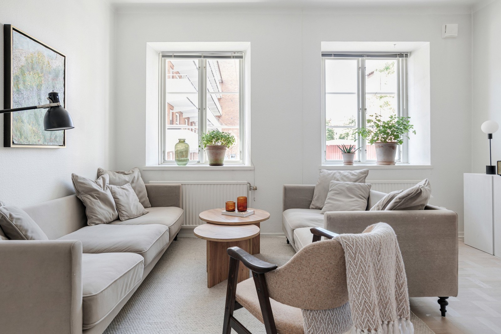 Varmt välkommen in i denna trevliga våning vilken bekvämt ligger belägen en halvtrappa upp.