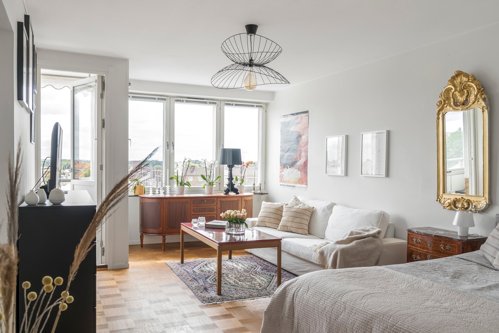 Ljust vardagsrum med utgång till inglasad balkong