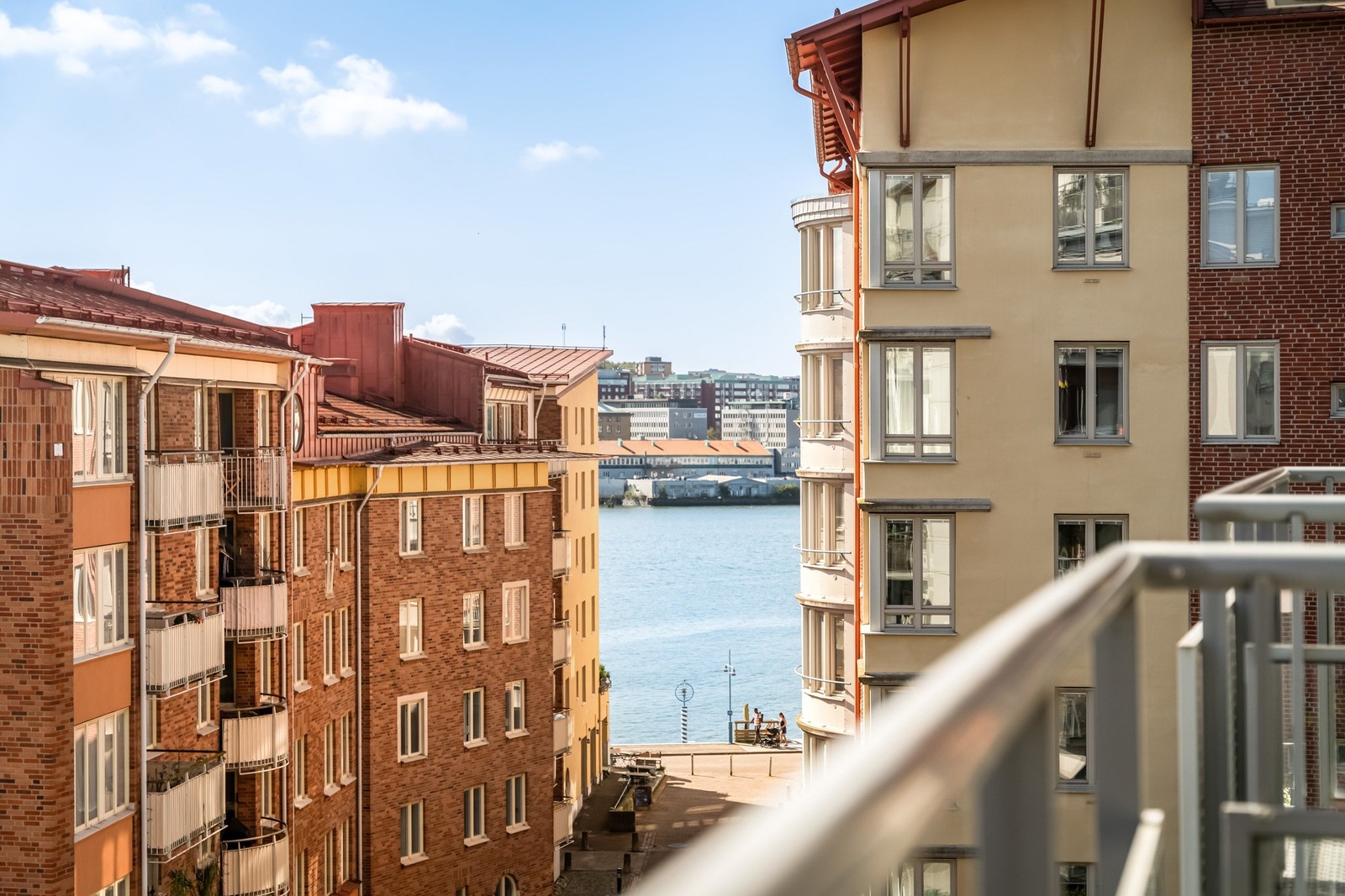 Blicka ner mot vattnet från lägenhetens härliga balkong