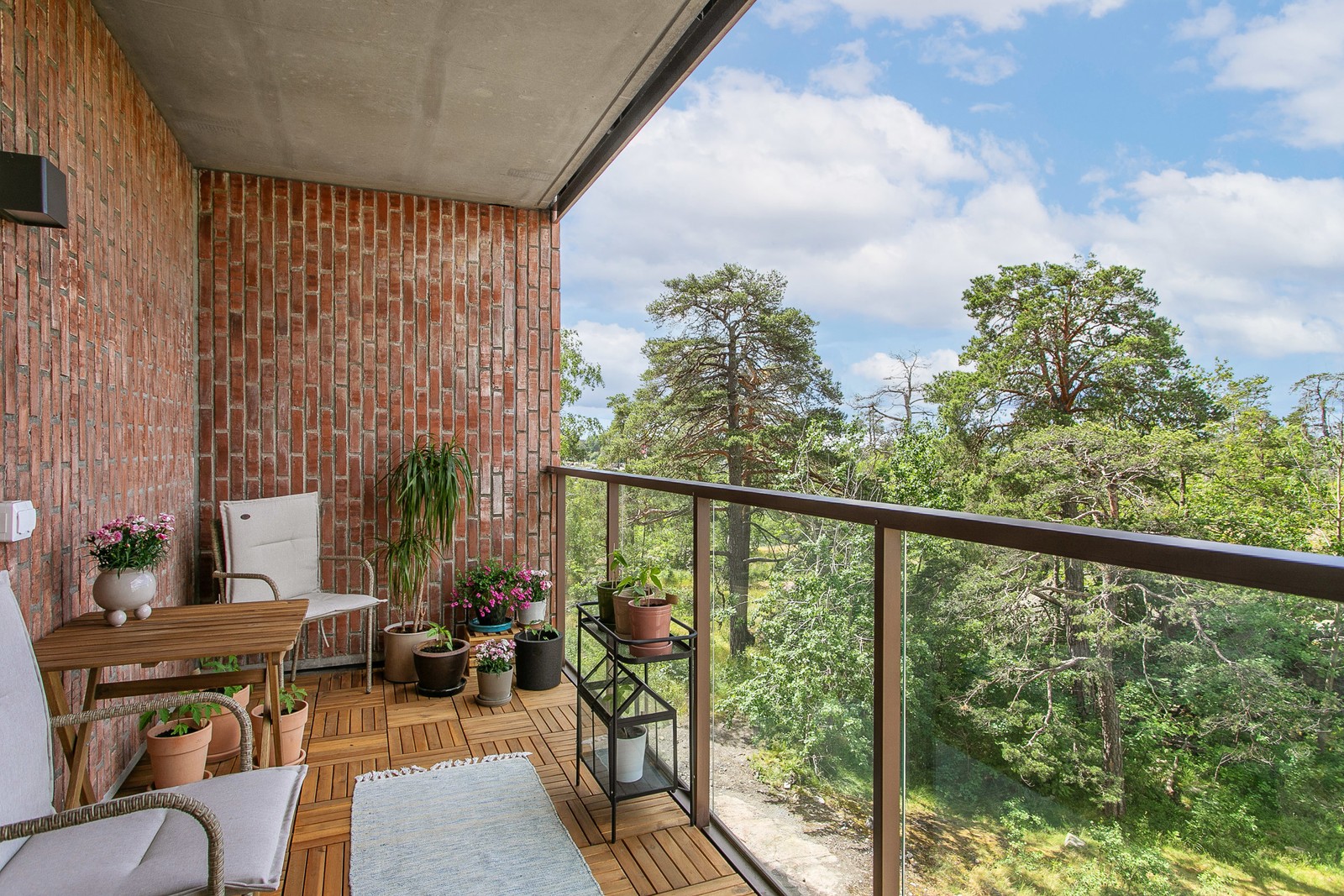 Underbar balkong med sol från lunch till sen kväll