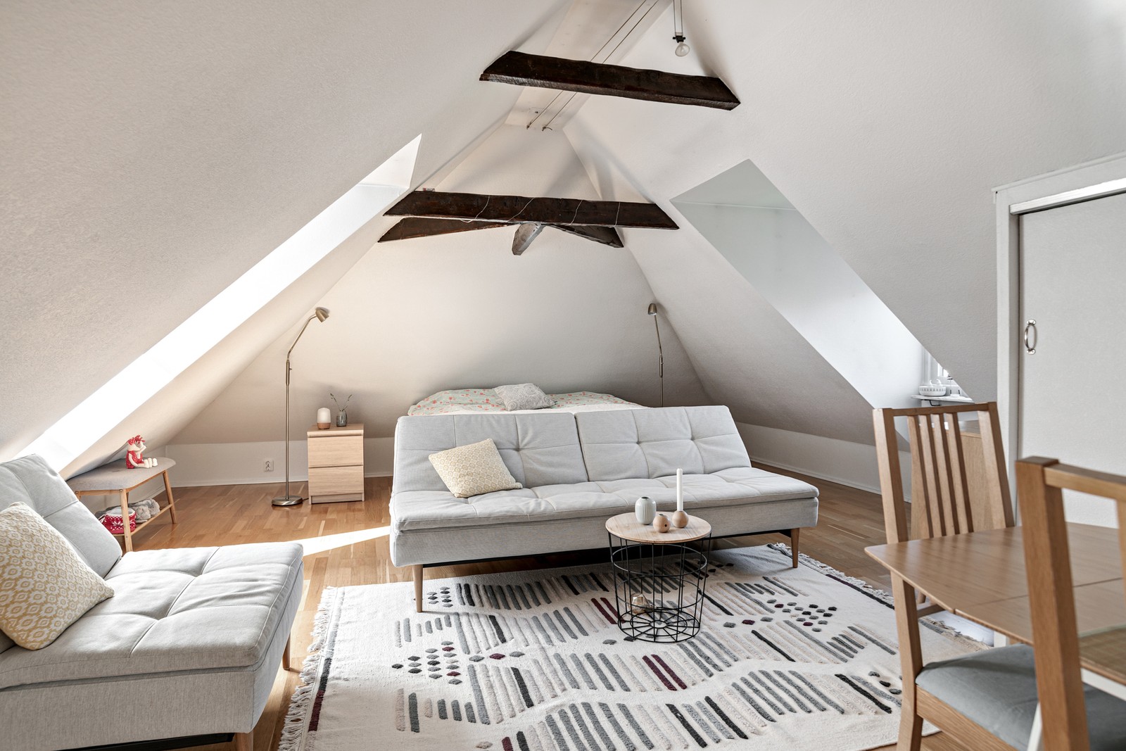 Välkommen till Pålsjögatan 9 och denna otroligt charmiga bostad!