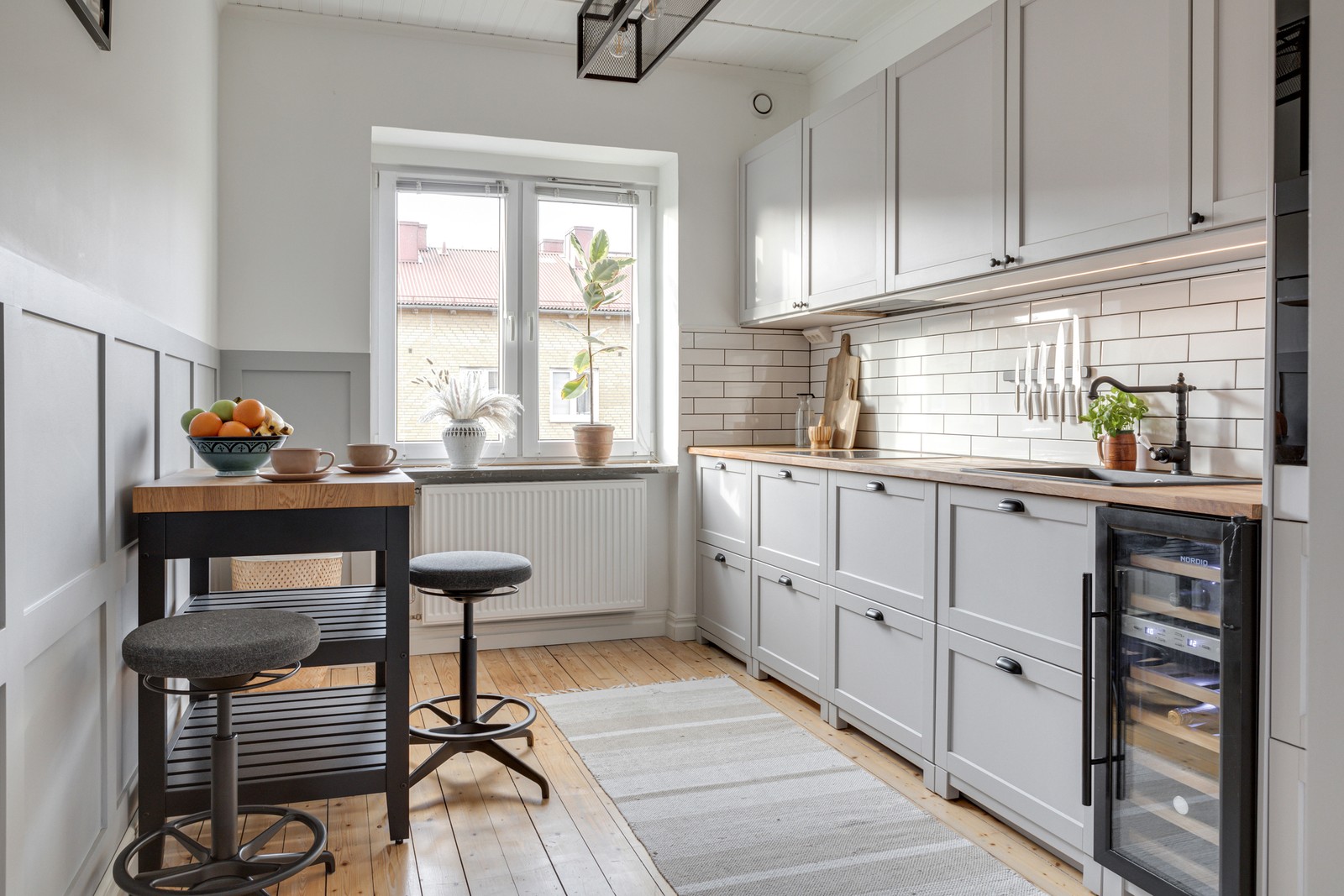 Fint kök i tidstypisk stil men med moderna bekvämligheter, härliga färgtoner och vägglister