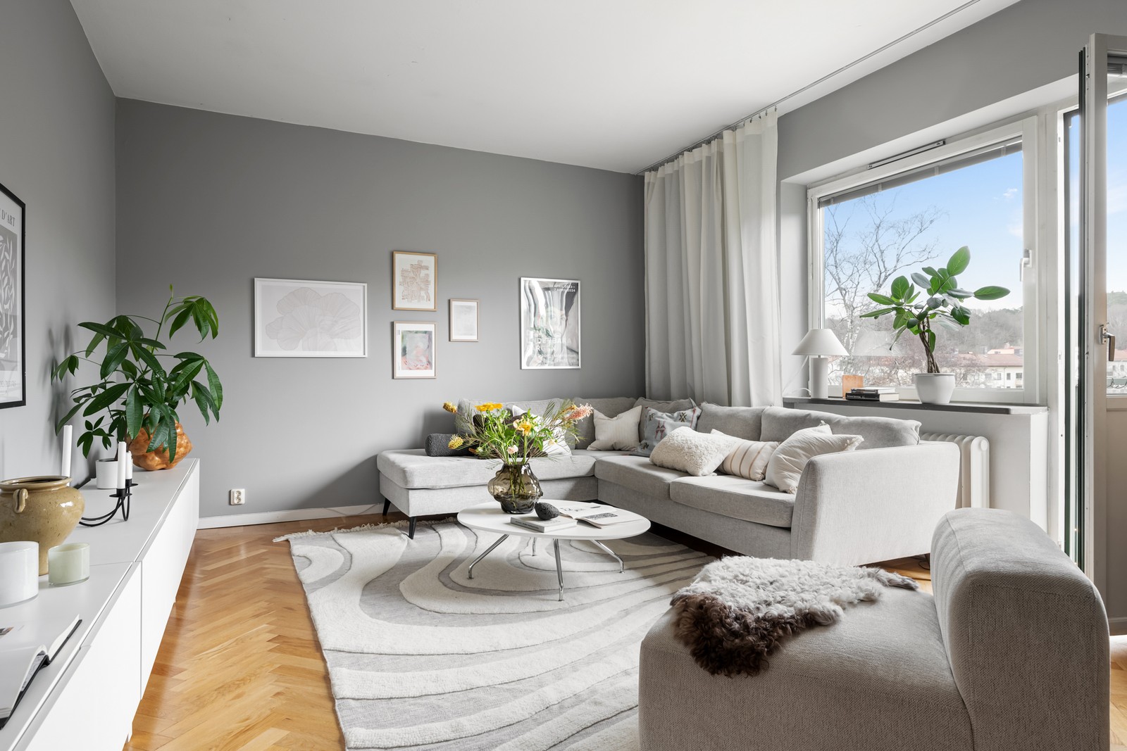 Här erbjuds härligt ljusinsläpp, renoverade ytor samt balkong