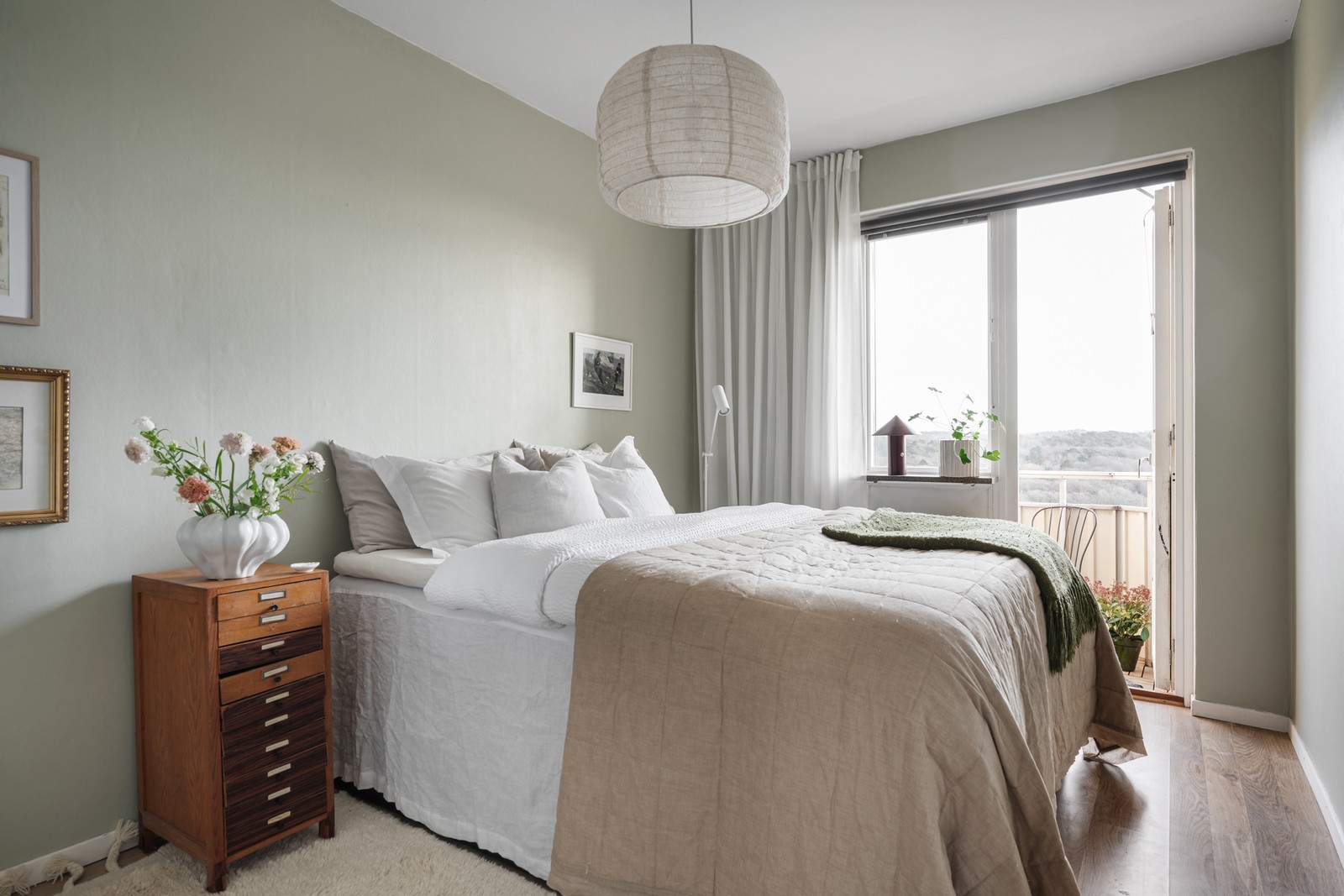 Välkommen till en ljus genomgångstvåa i högt och fritt läge!