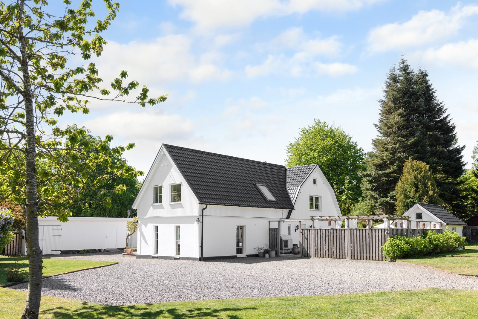 Välrenoverat hus med stor tomt med fina extra byggnader