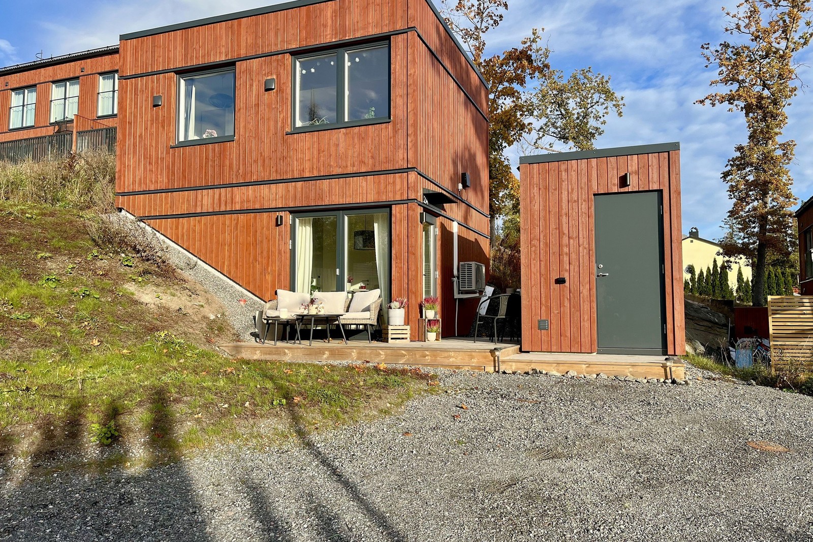 Minivilla i 2 plan med uteplats mot söder