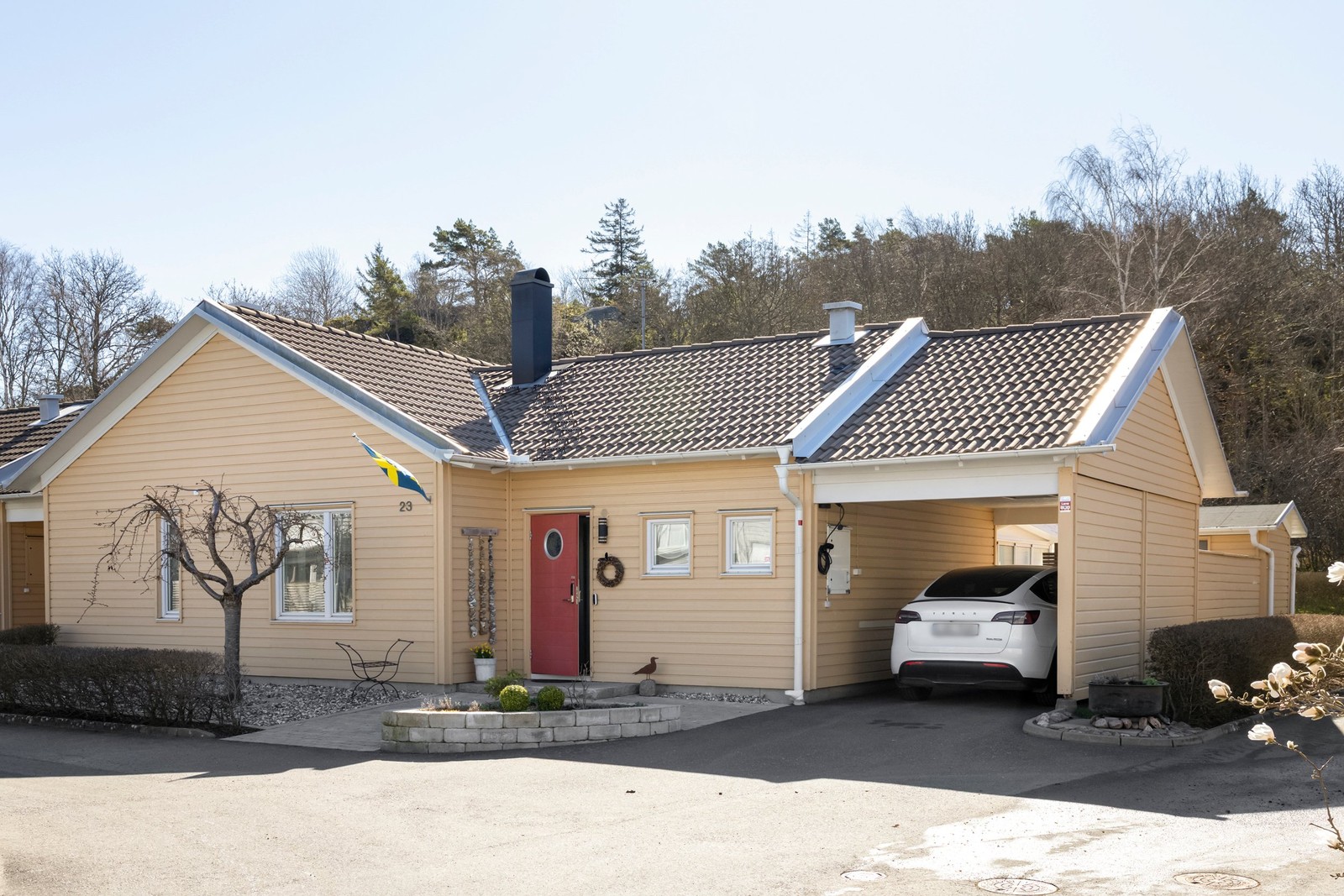 Välkommen till ett praktiskt enplanshus med egen carport.