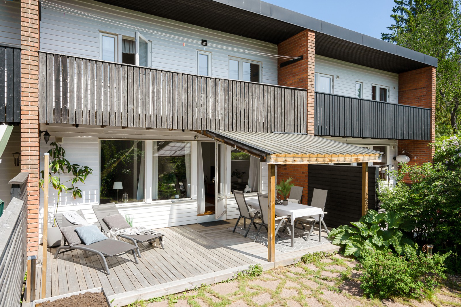 Solig uteplats baksida