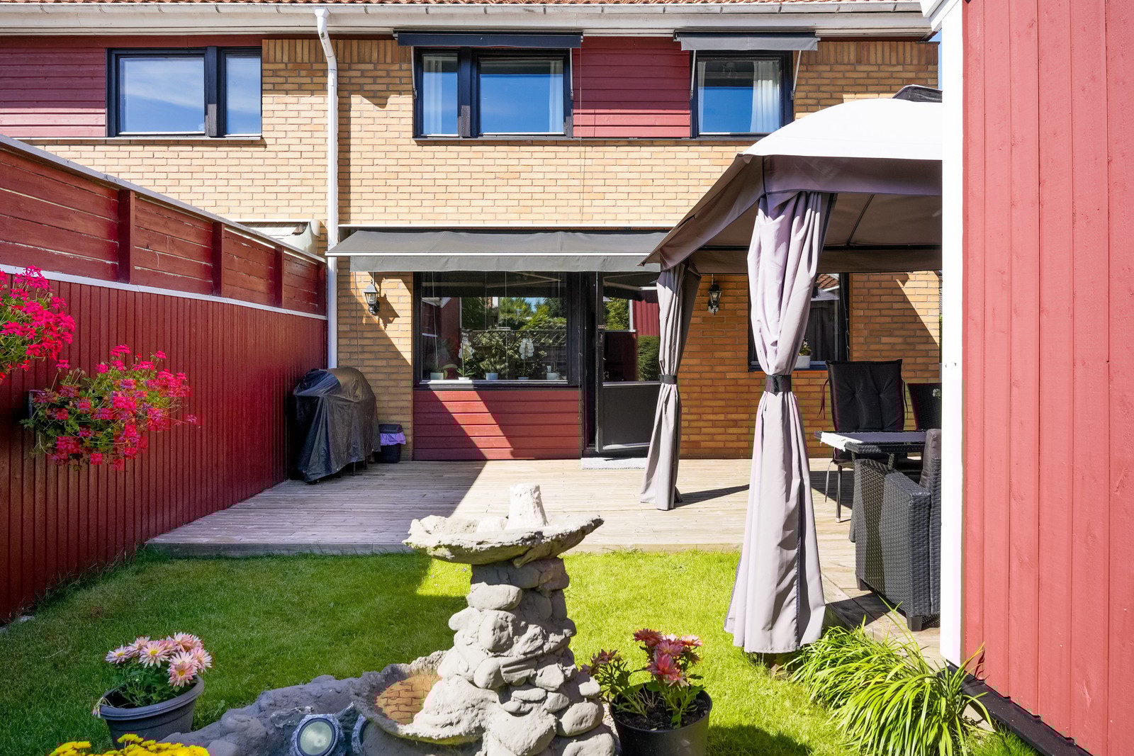 Välkommen till mysiga BRF Helegården och detta trivsamma bostadsrättsradhus