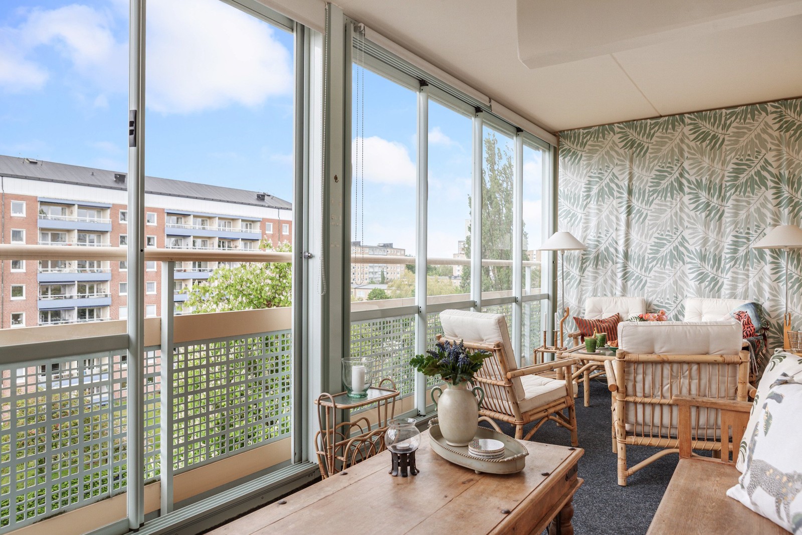 Bostaden har två stora inglasade balkonger