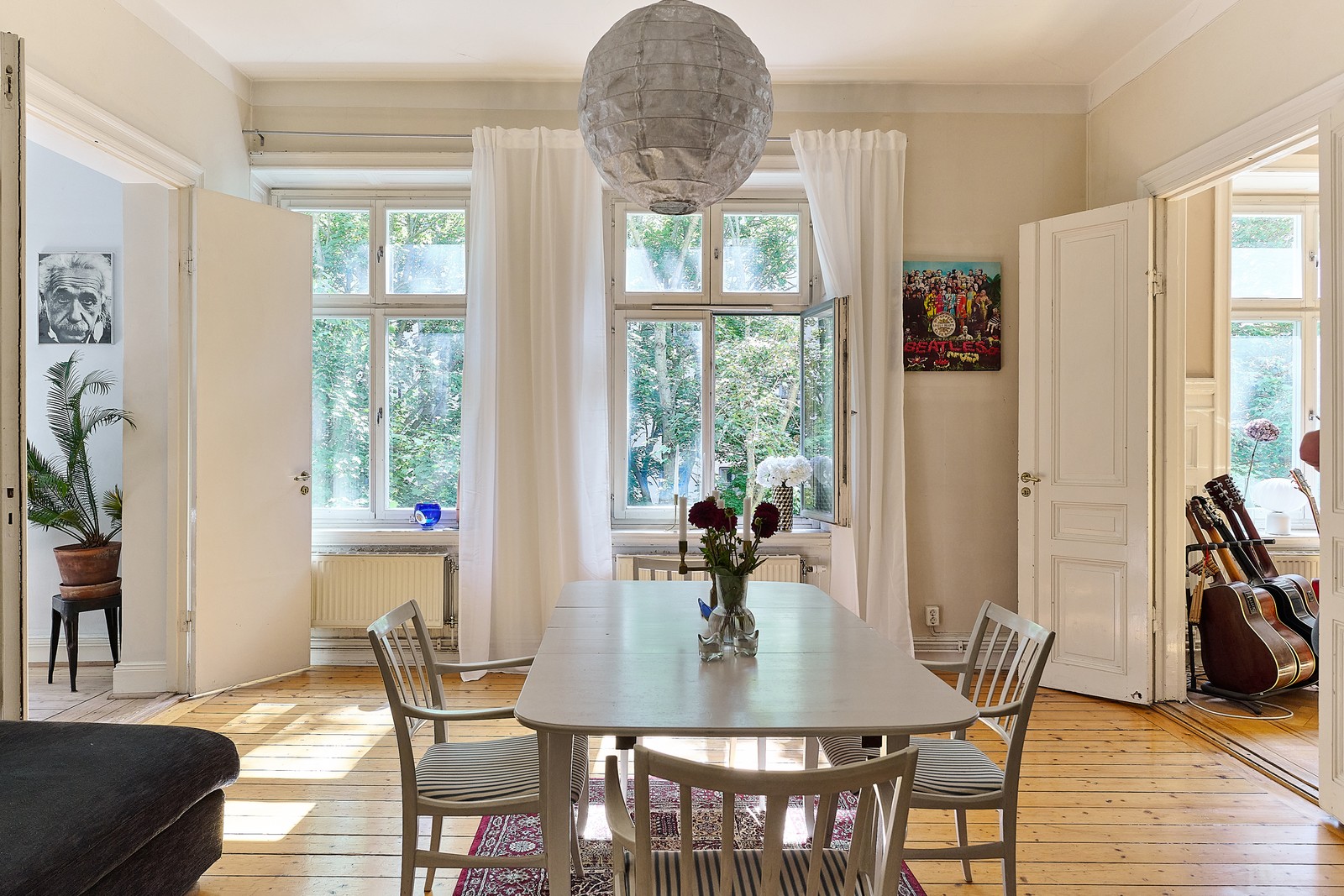 Strålande ljus sekelskiftestrea med utsikt över alléns grönska