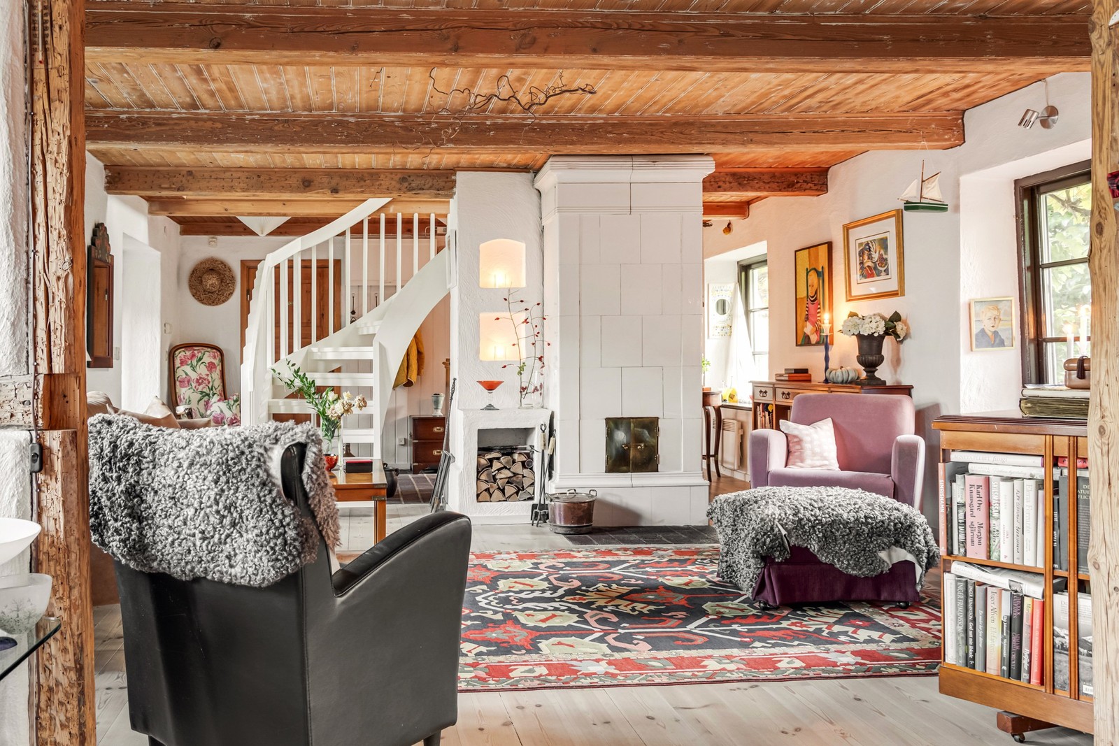 Välkommen in till furugolv, högt i tag och vacker kakelugn