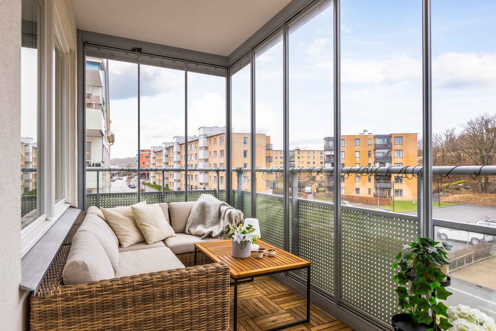 Härlig inglasad balkong i västerläge