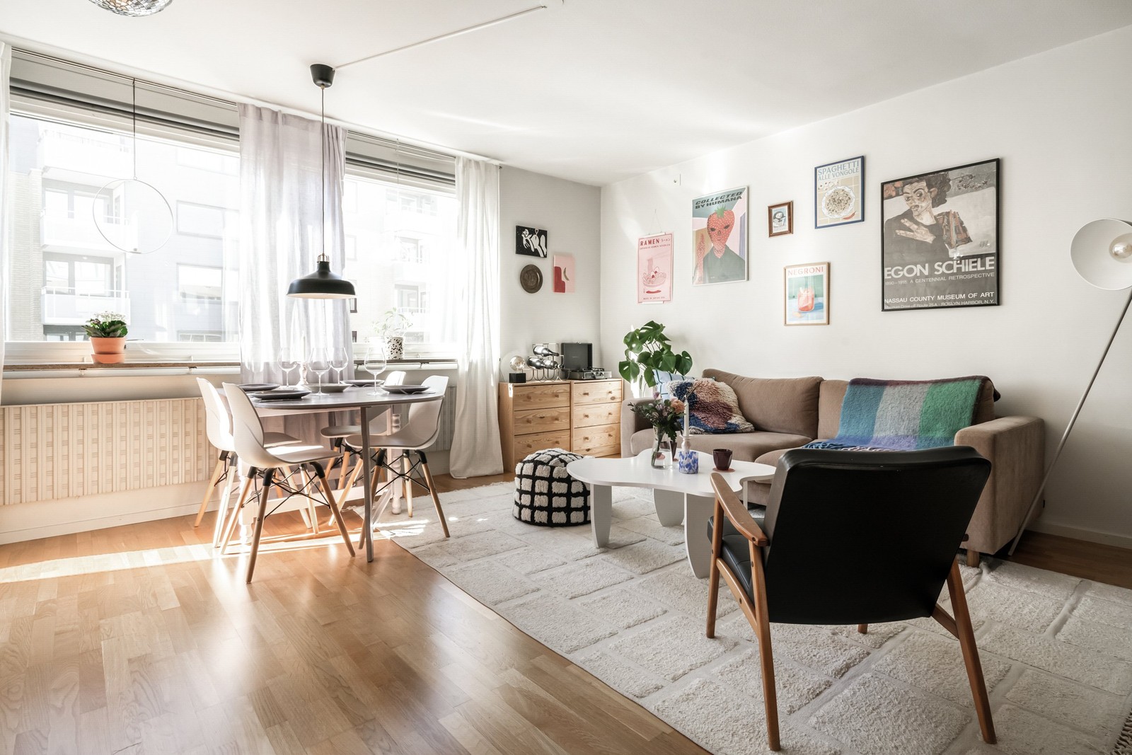 Ljus cityetta med högt läge och balkong