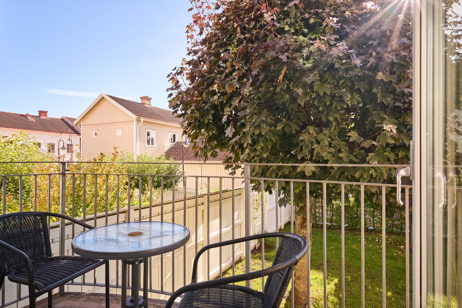 Söderbalkong mot den vackra innergården.