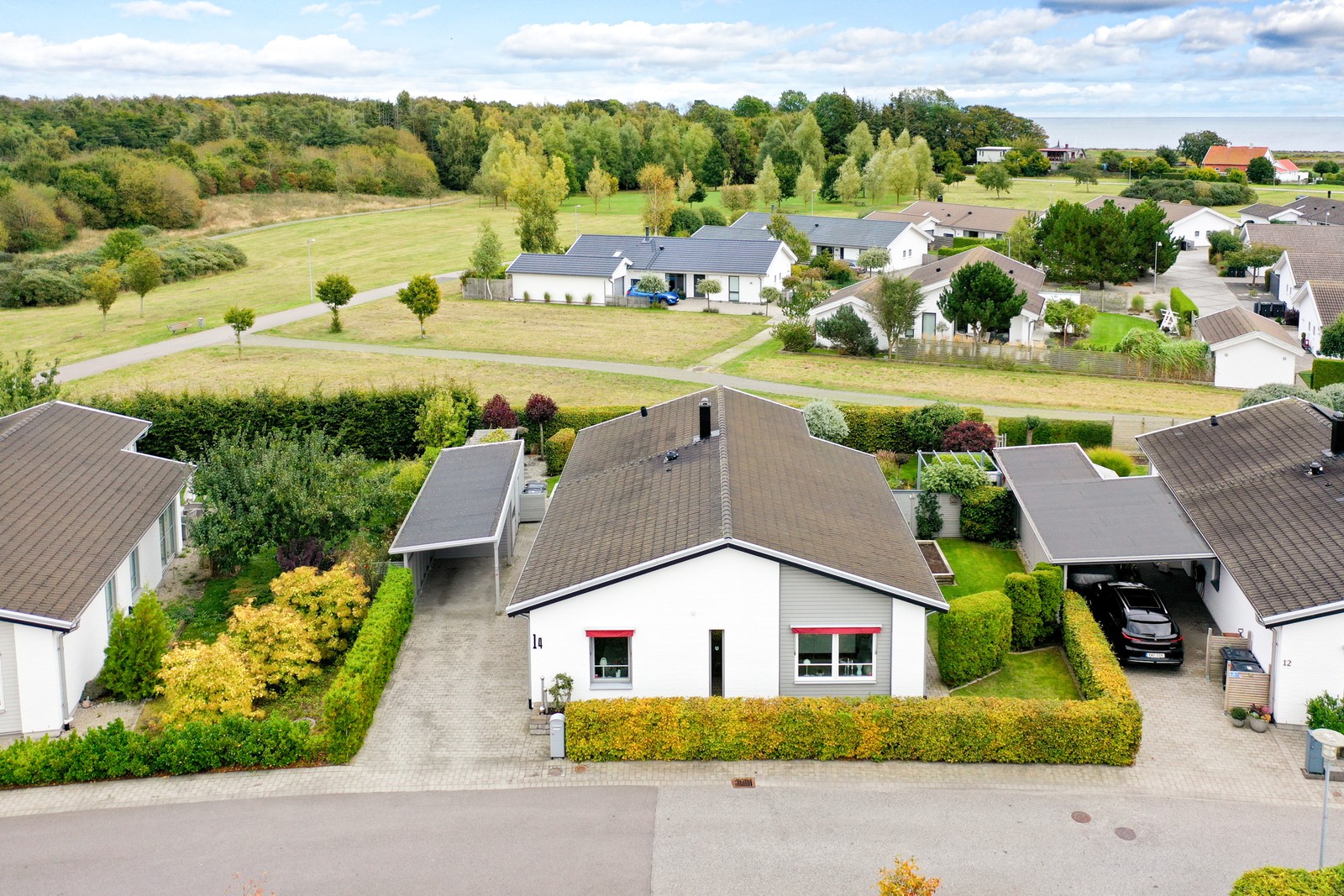 Grönskande omgivningar med närhet till havet.
