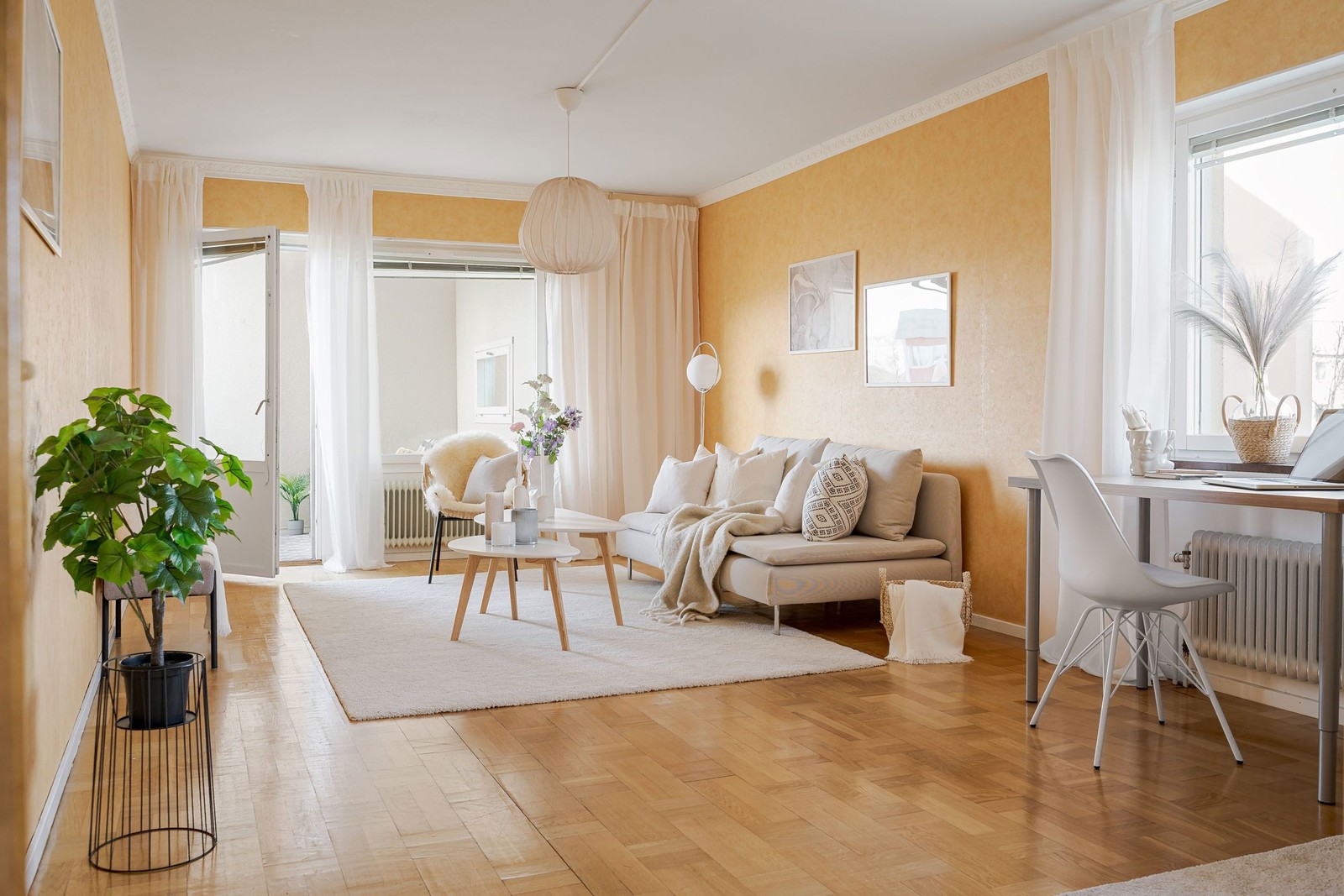 Mycket rymligt vardagsrum som kan avdelas för att få ytterligare ett sovrum