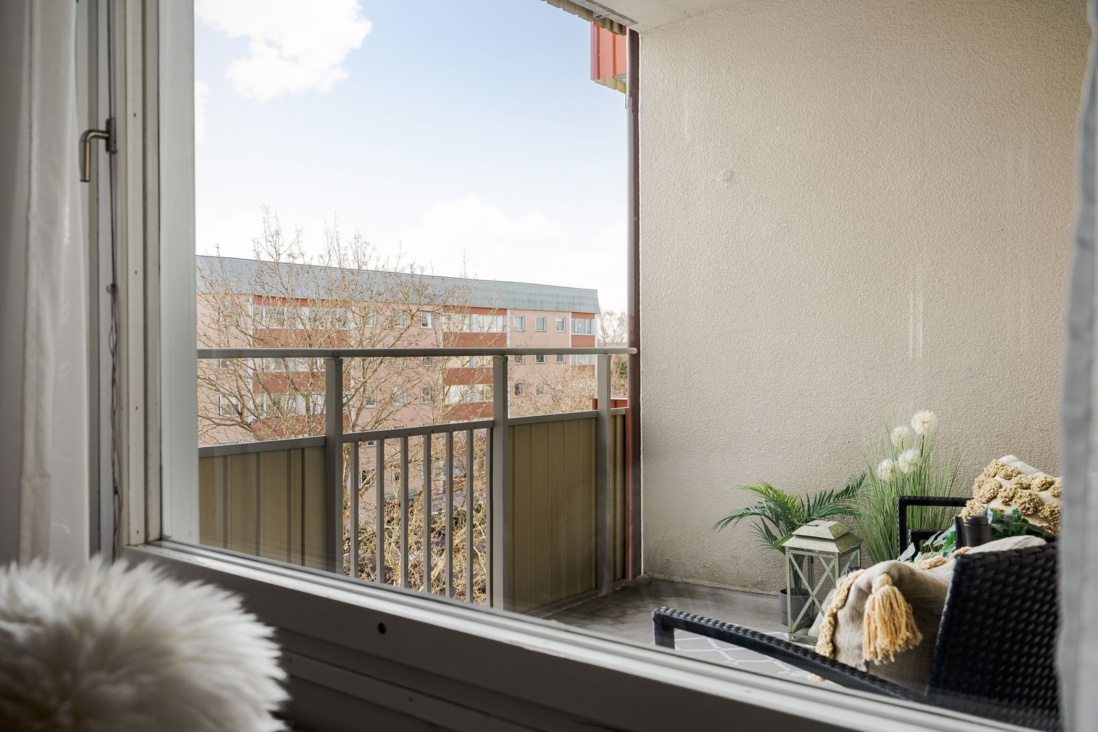 Stor balkong med sol från ca 10