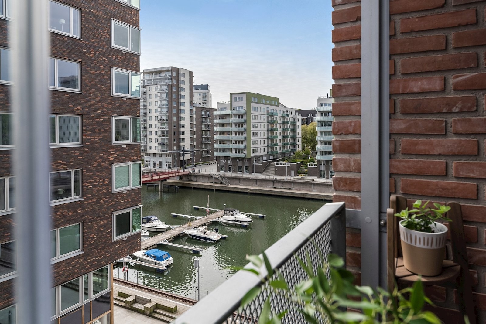 Här väntar en välplanerad bostad med balkong i söderläge