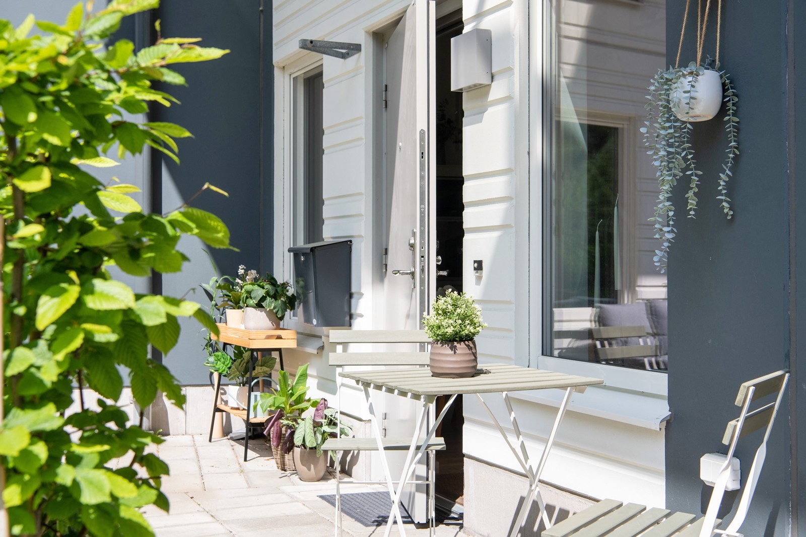 Utanför dörren finns plats för cafébord och stolar och här kan man njuta av solen i västerläge