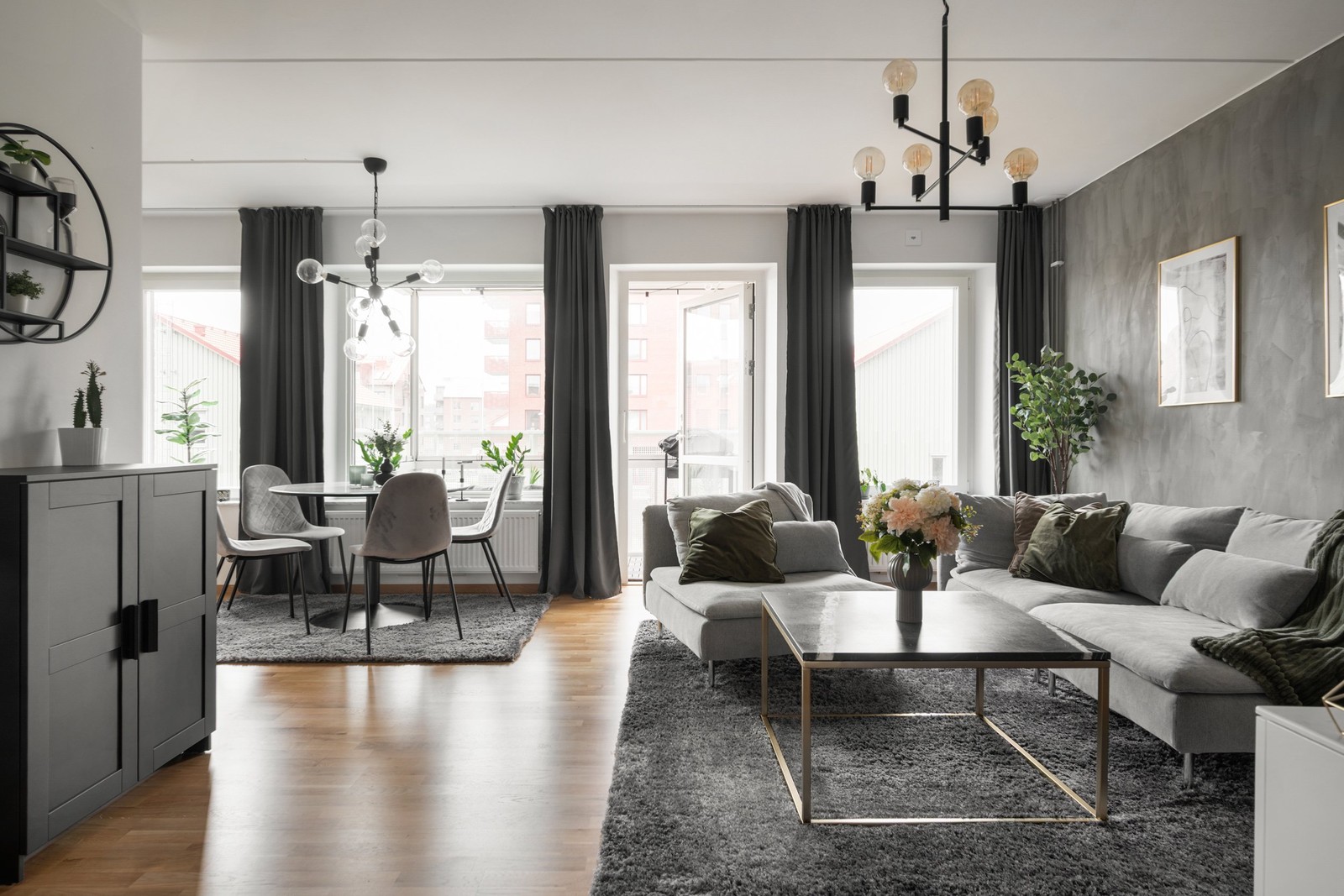 De stora fönstren släpper in rikligt med ljus i lägenheten