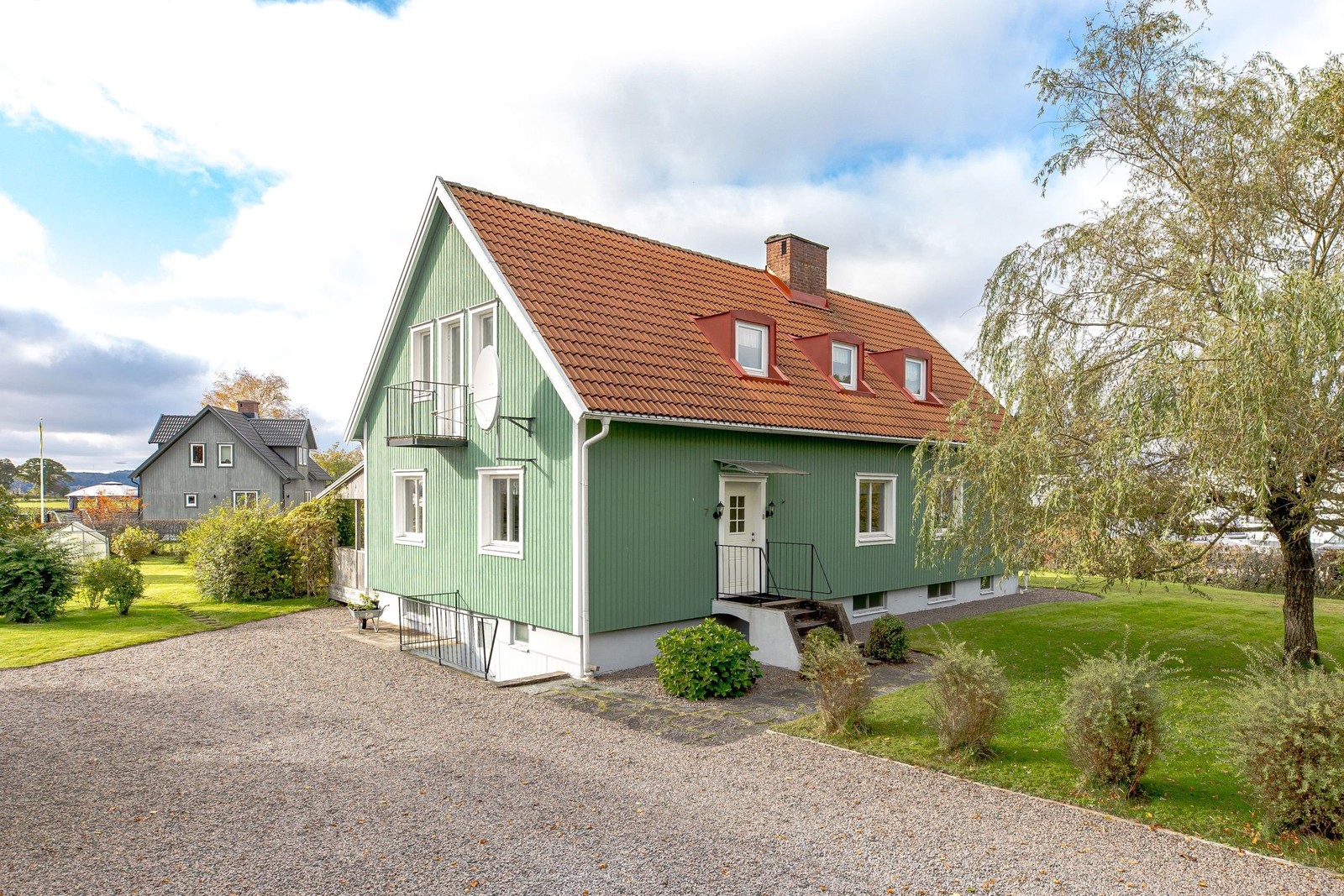 Gårdsplan med plats för parkering