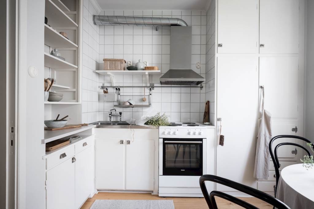 De vackra originalskåpen är varsamt renoverade och skänker rikligt med förvaring