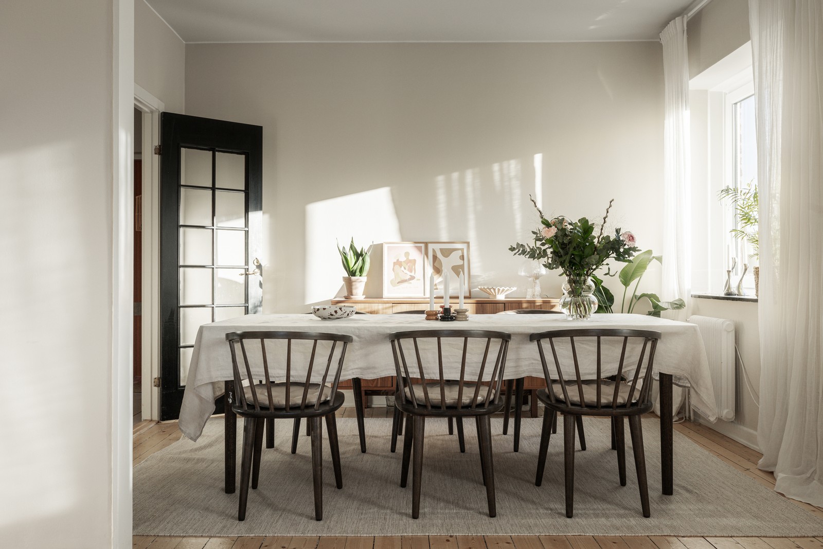 Varmt välkomna till detta trivsamma hem med bevarade detaljer