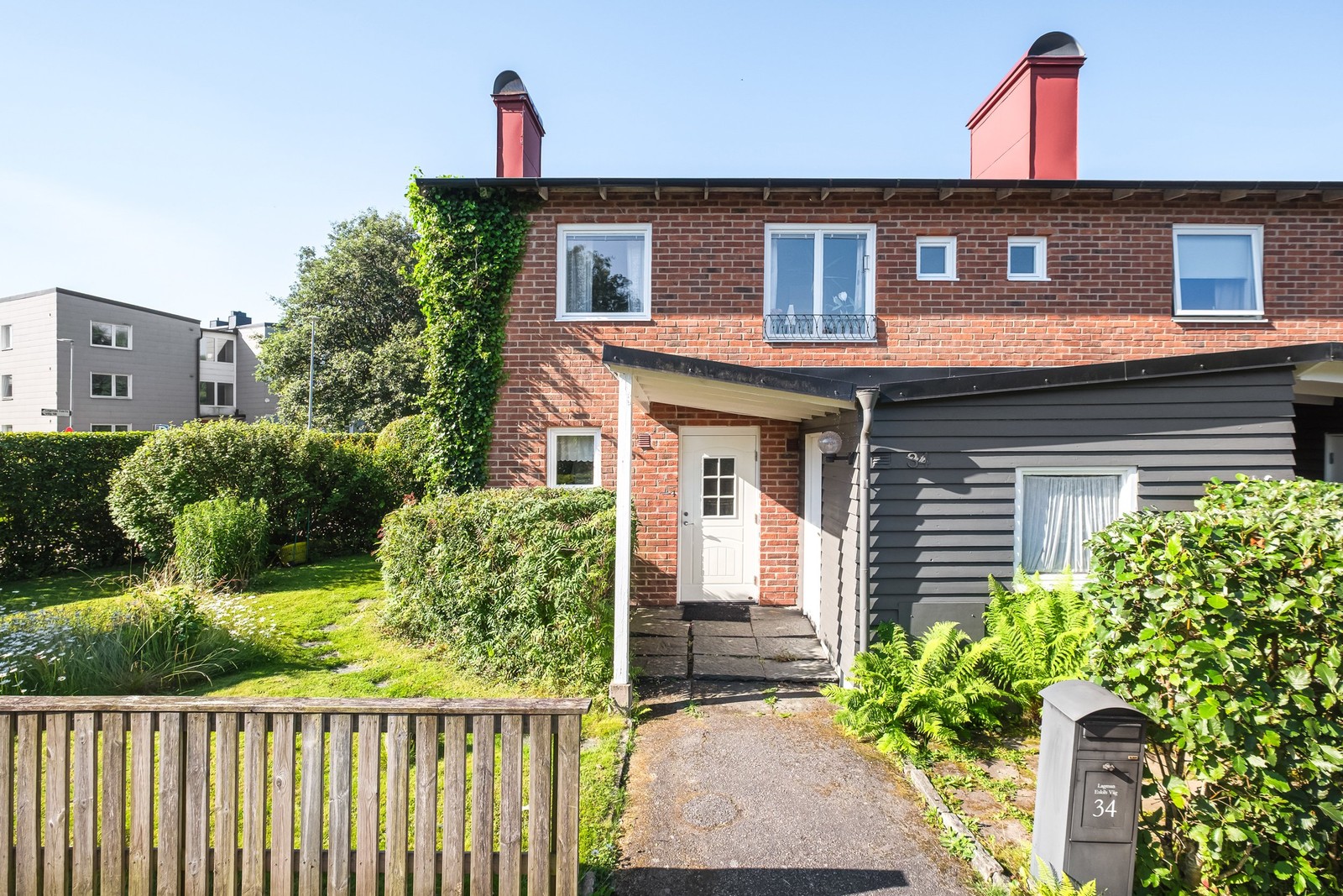 Välbevarat och fint gavelradhus med härlig trädgård