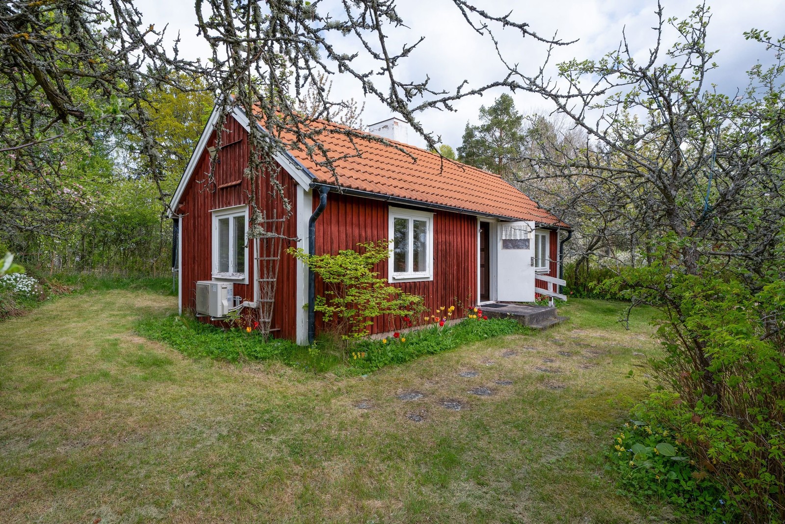 Lantligt beläget torp utanför Gistad.