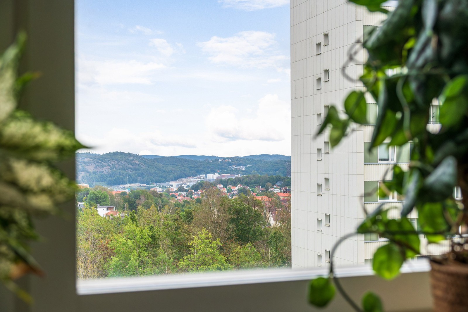 Generös fyrarummare belägen i ett högt och fritt läge