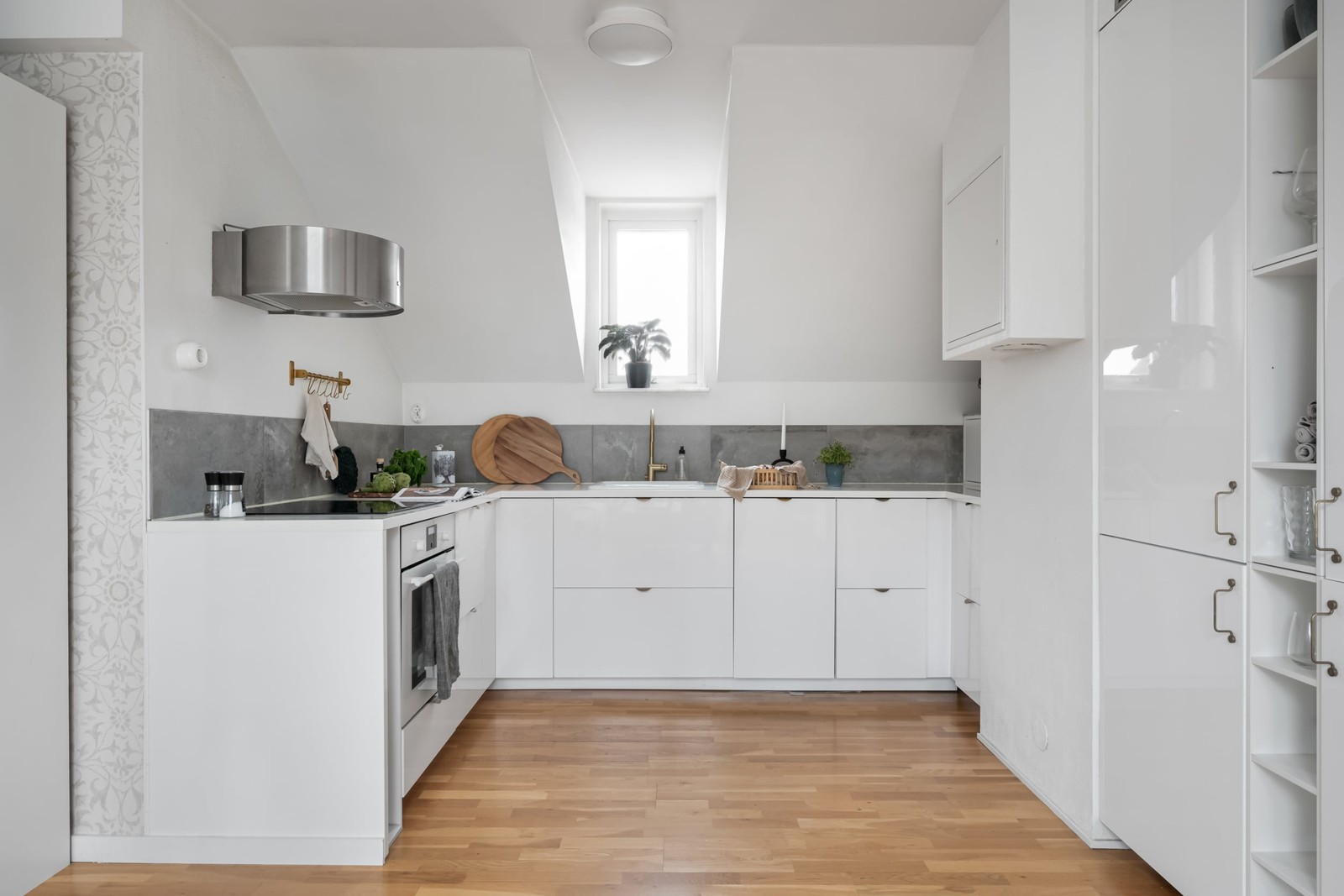 Köket har gott om arbetsyta och bra med förvaring