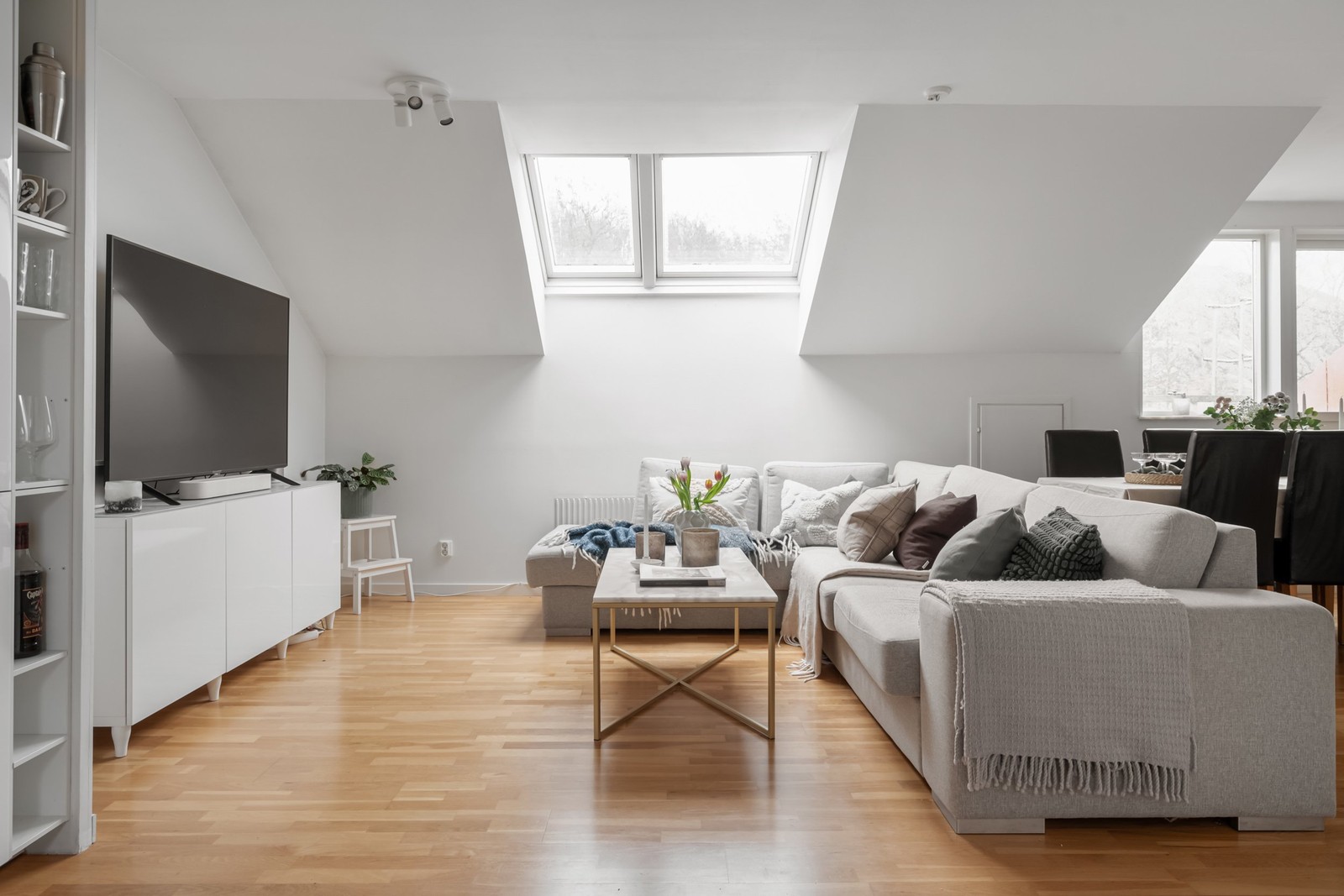 De stora takfönstren släpper in rikligt med ljus