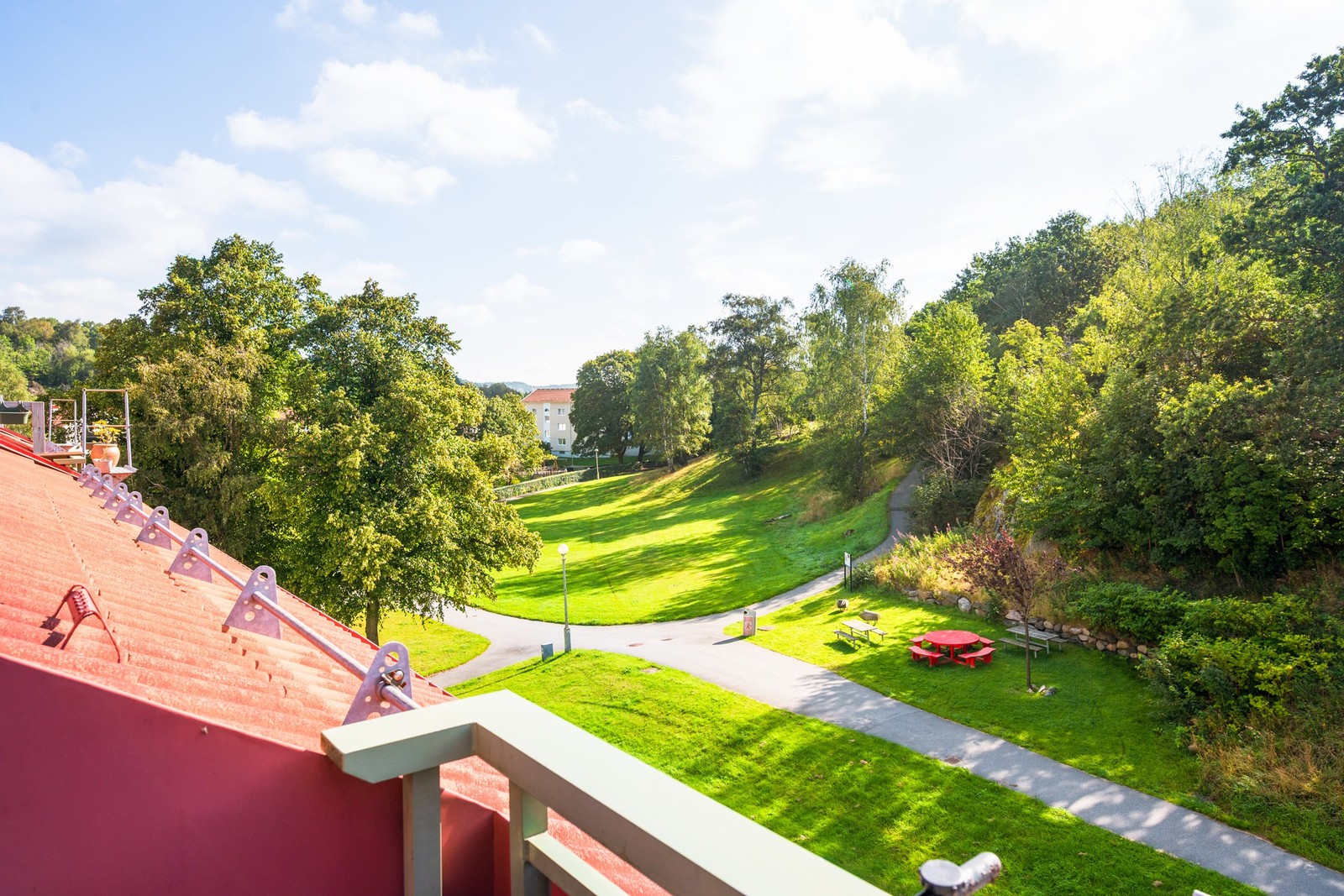 Insynsfri balkong med rogivande utsikt