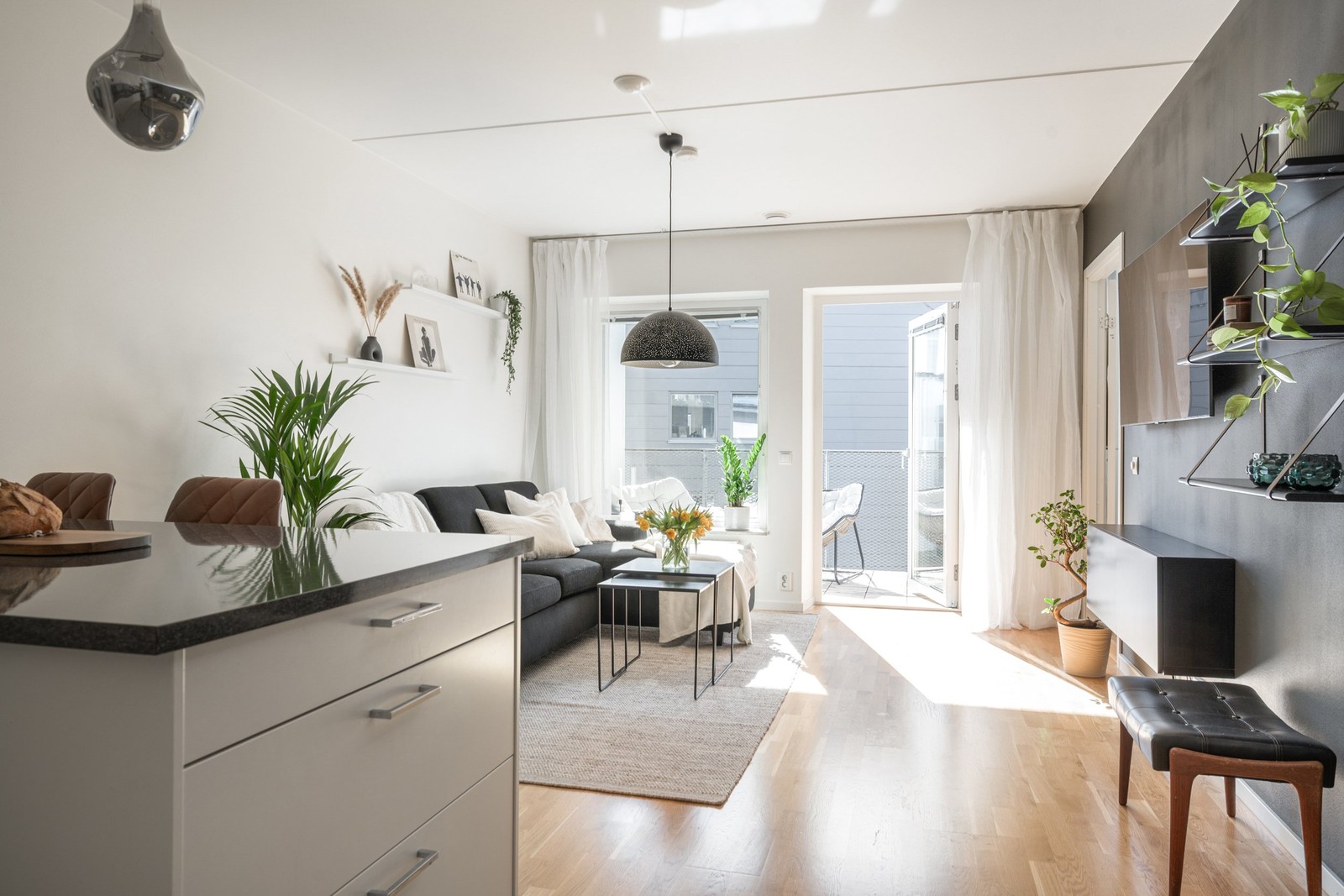 Välkomna till denna ljusa och öppna tvåa