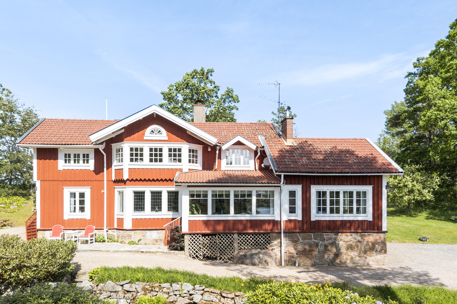 Tidlöst vacker villa från sekelskiftet med enastående läge och stiltrogna detaljer