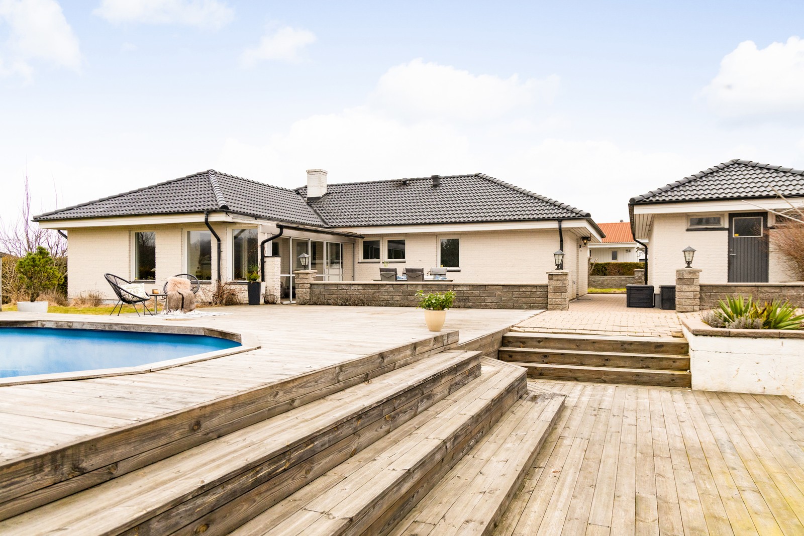 Härligt altandäck med flera uteplatser och pool