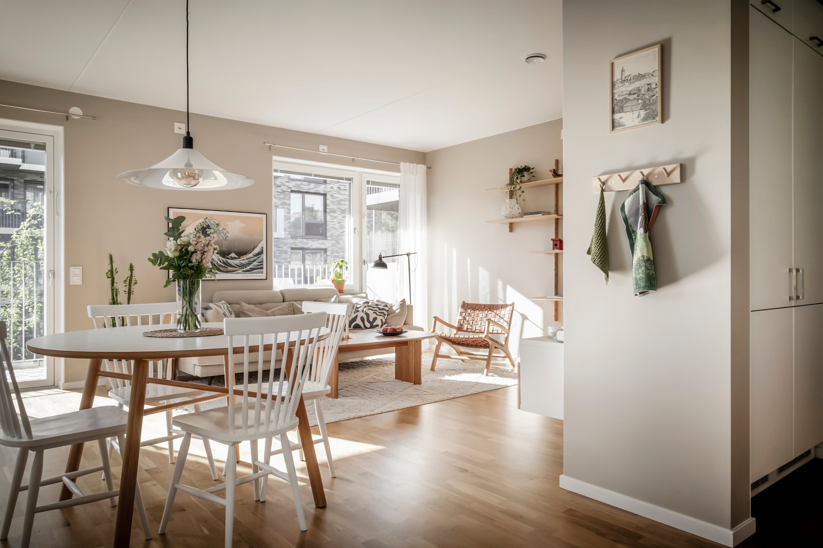 Välkomna till denna underbara trea med två balkonger