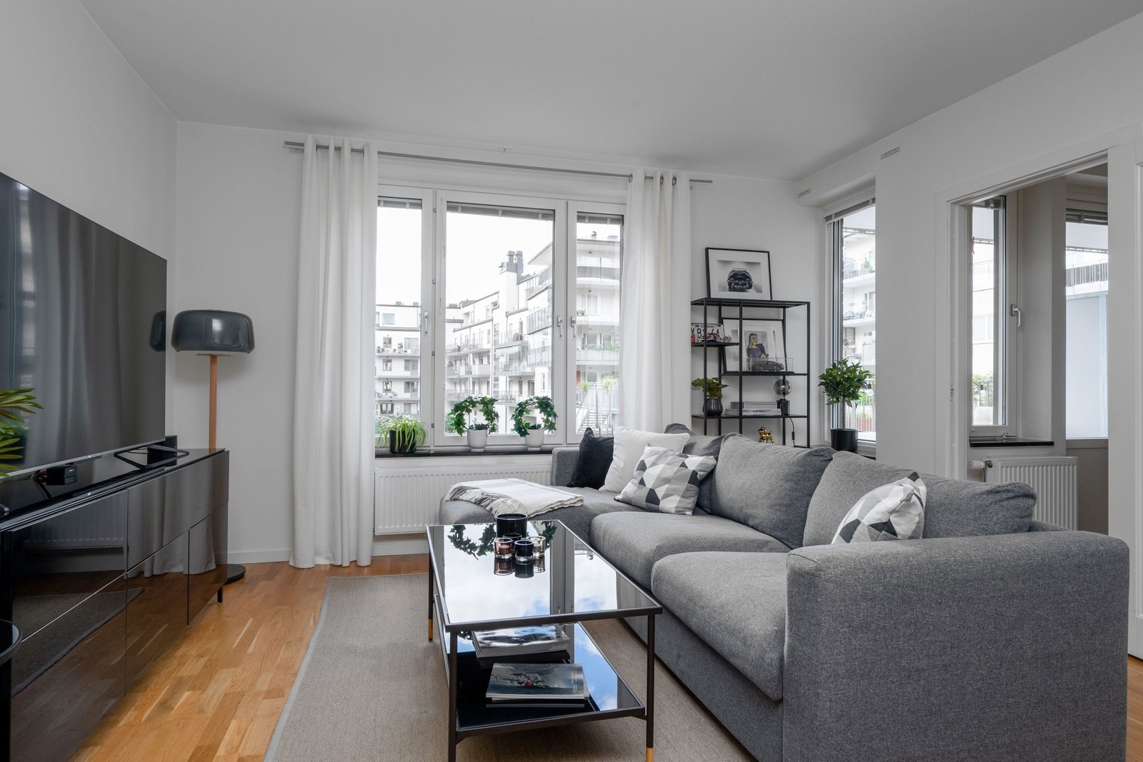 Vardagsrum med vy över innergården