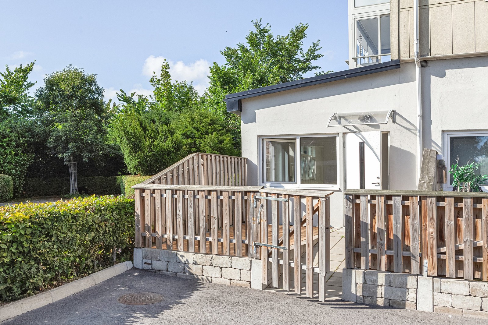 Välkomna till denna moderna 2:a med uteplats