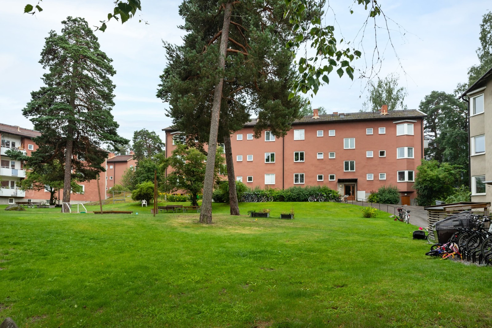 Belägen längst in på bilfri innergård