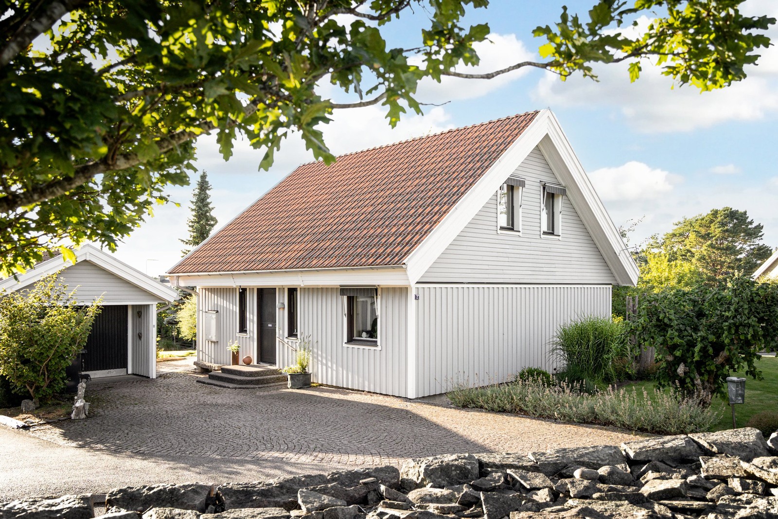 Välkomna till Kyrkogårdsgatan 2