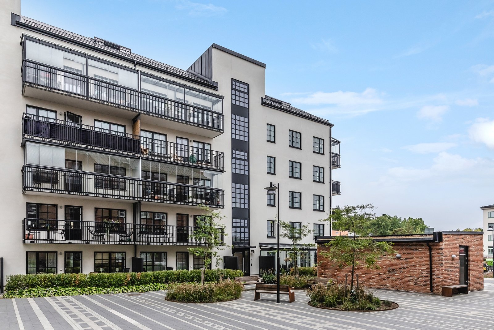 Föreningens smakfulla innergård - lägenheten återfinns på våning två