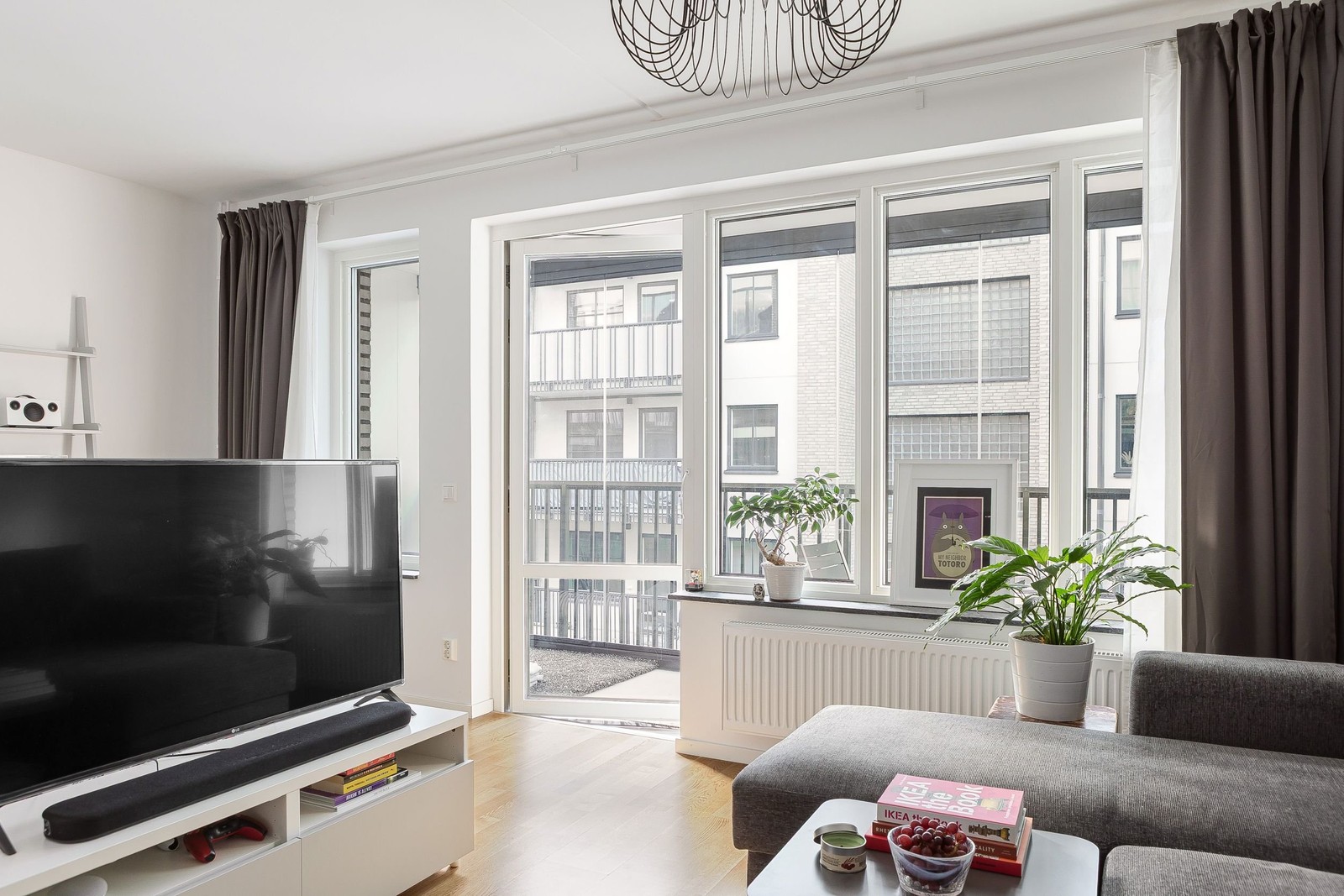 Ljust med stor inglasad balkong om ca 8 kvm