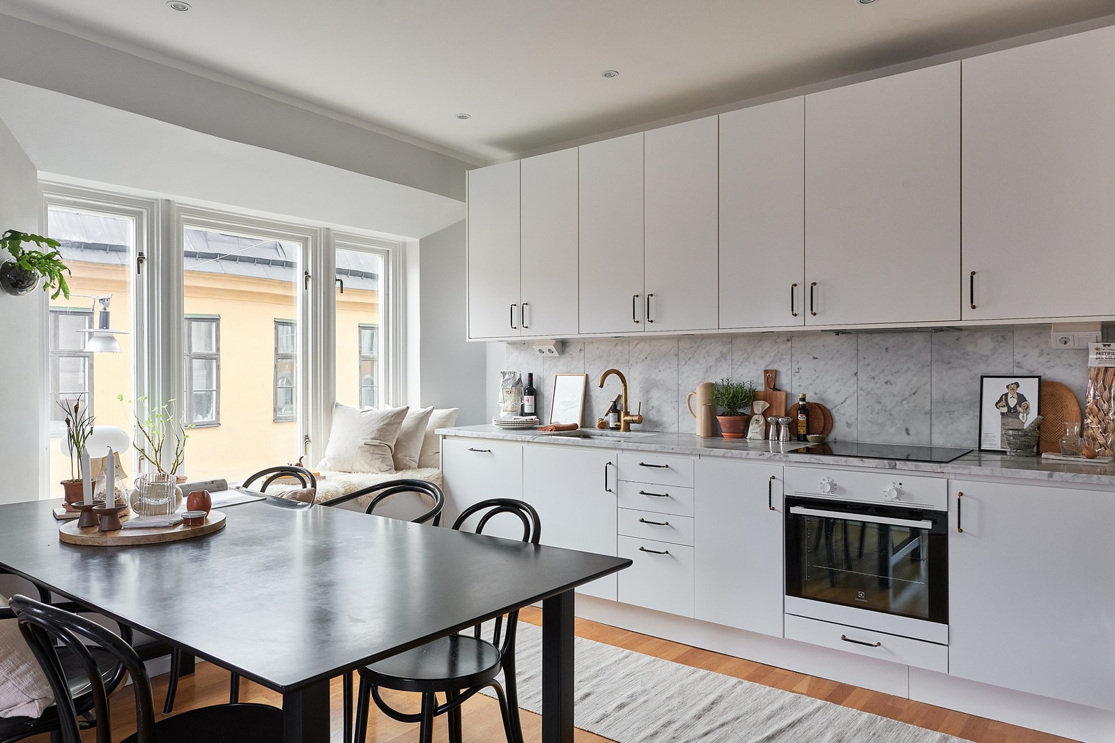 Smakfullt kök i öppen planlösning med stort fönsterparti.