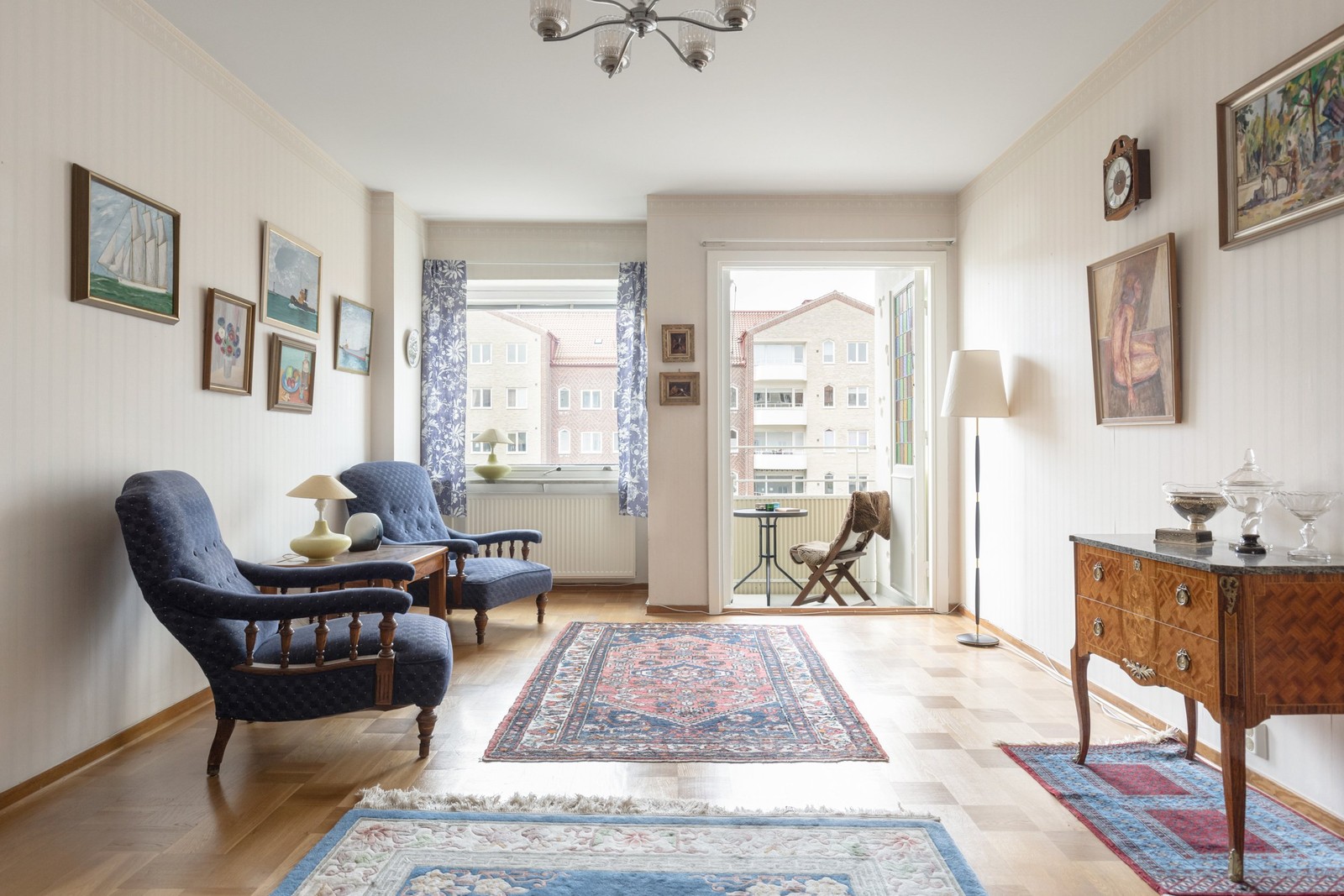 Bevarat parkettgolv. Dubbeldörrar leder dig ut till balkong