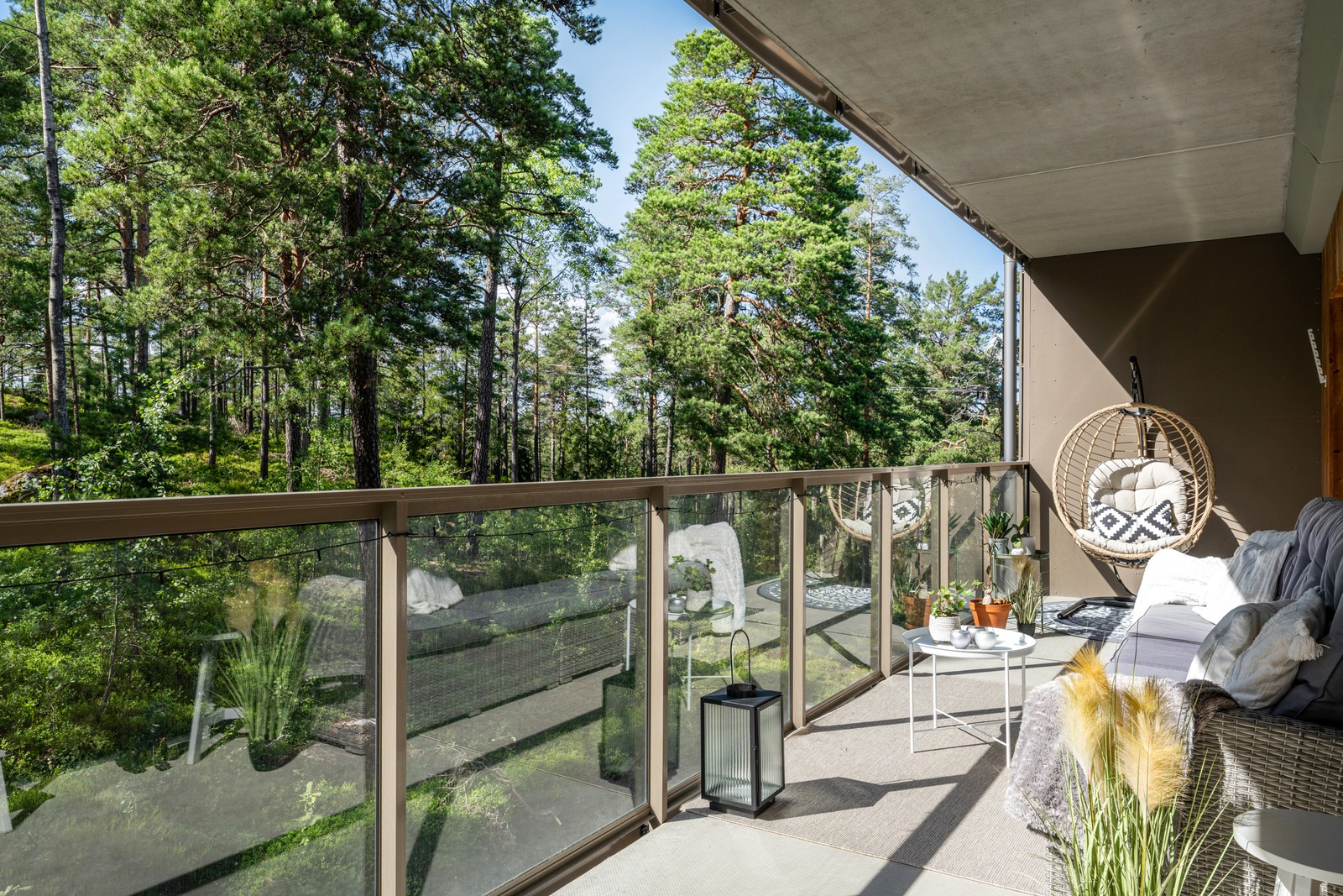 73 kvm balkong som sträcker sig runt helt lägenheten