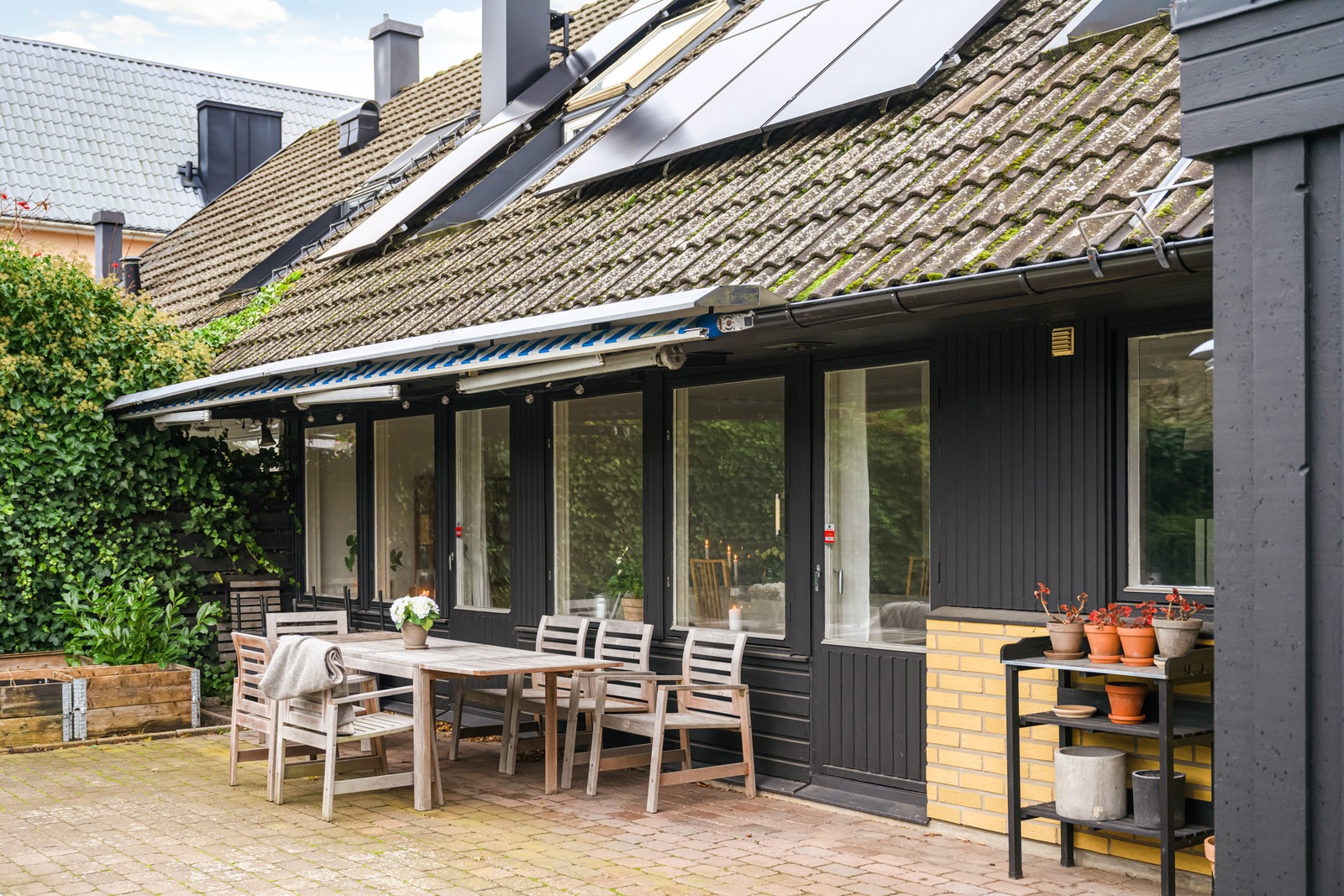 En av flera uteplatser i trädgården