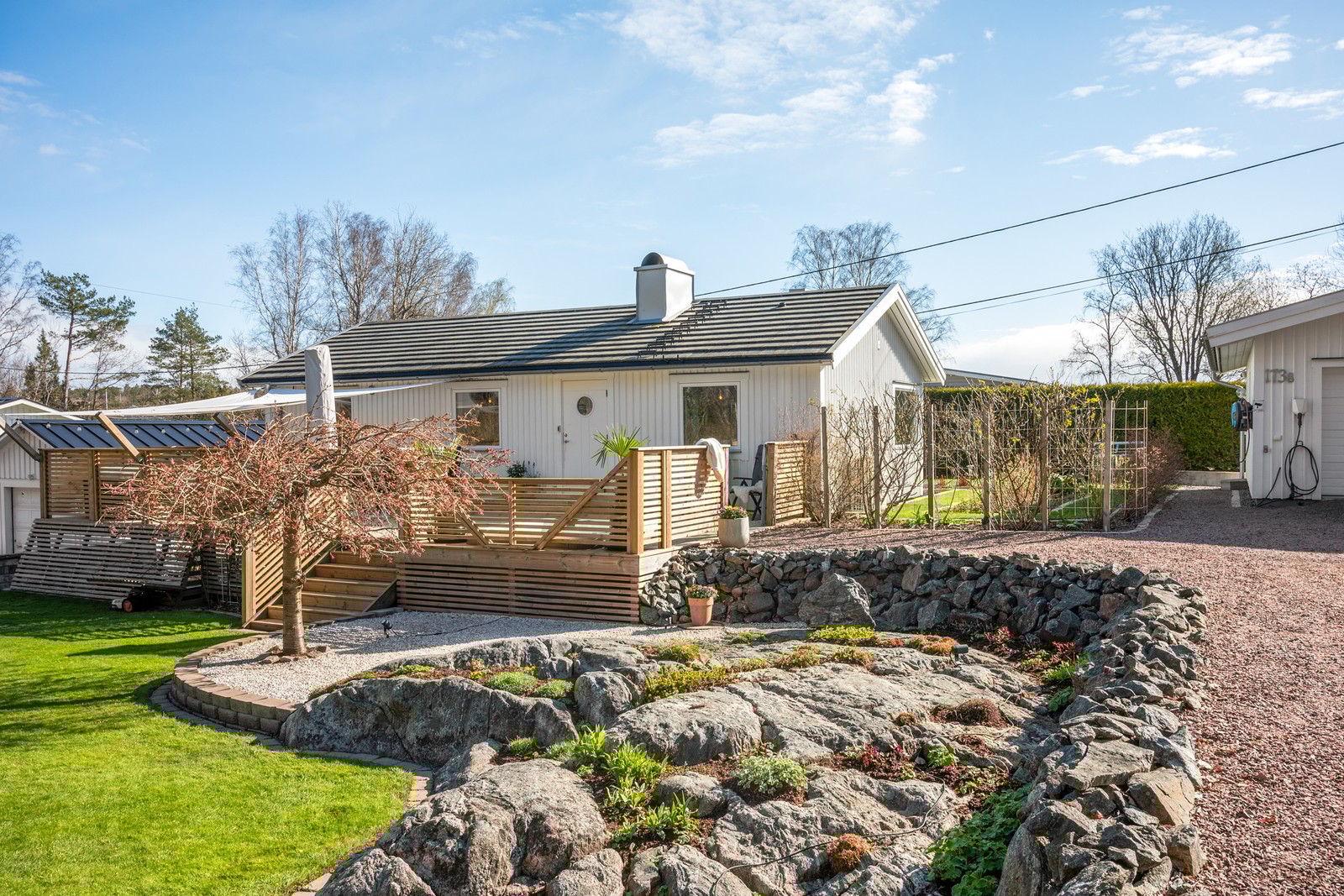 Välskött liten villa med vacker trädgård och garage